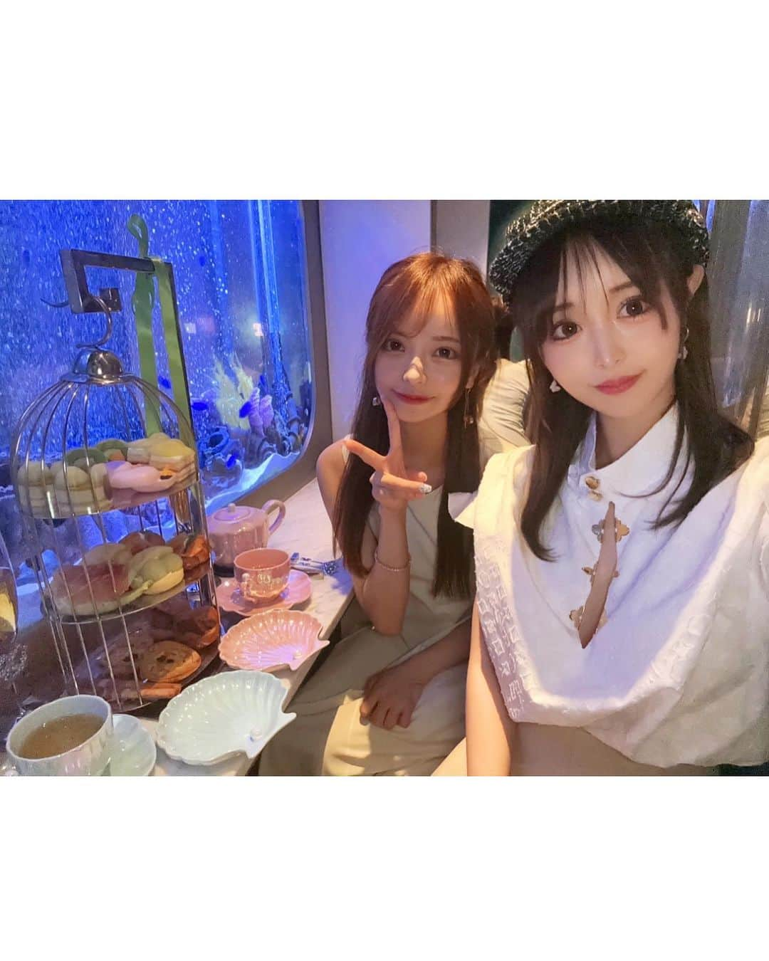 黒宮ちはやさんのインスタグラム写真 - (黒宮ちはやInstagram)「アフタヌーンティー☕️🍈 上野アクアリウムレストラン🐠🍭🍩  期間限定のメロンだったよ🍈🍈🍈 8月いっぱいまでだったから ギリギリ駆け込み🤣✨️✨️  スイーツだけじゃなくセイボリーもあって 味のグラデーションで食べやすかった😋🧁🤍  こういう女の子っぽいの慣れてなくて 3~40分くらいひたすら映える撮り方を 試行錯誤しておりました…🤣w  最近お昼に起きて行動するの 好きっ(*ฅ́˘ฅ̀*)🩵☀️  #アフタヌーンティー #アフタヌーンティー巡り #アクアリウムレストラン #上野 #メロン #期間限定 #期間限定メニュー #スイーツ #スイーツ好きな人と繋がりたい #セイボリー #カフェ #カフェ巡り #カフェ好きな人と繋がりたい #紅茶 #飲み比べ #女子会 #女子 #女子会ランチ #昼活」8月27日 18時00分 - chihaya_kuromiya