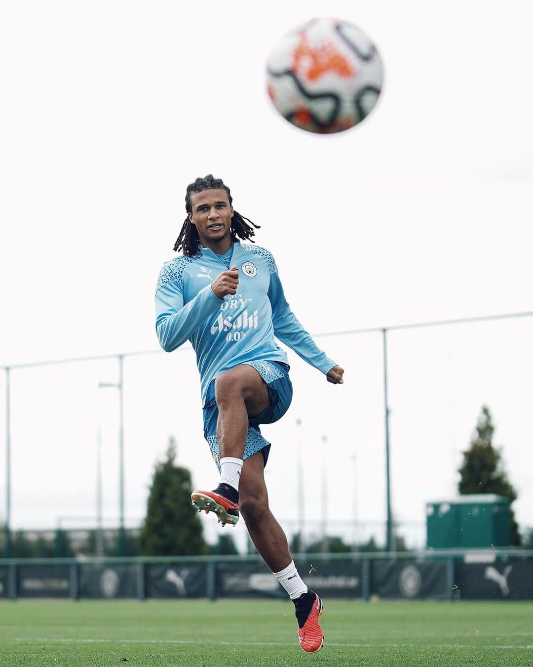 ナタン・アケのインスタグラム：「Good week of training, now focus on the weekend.」