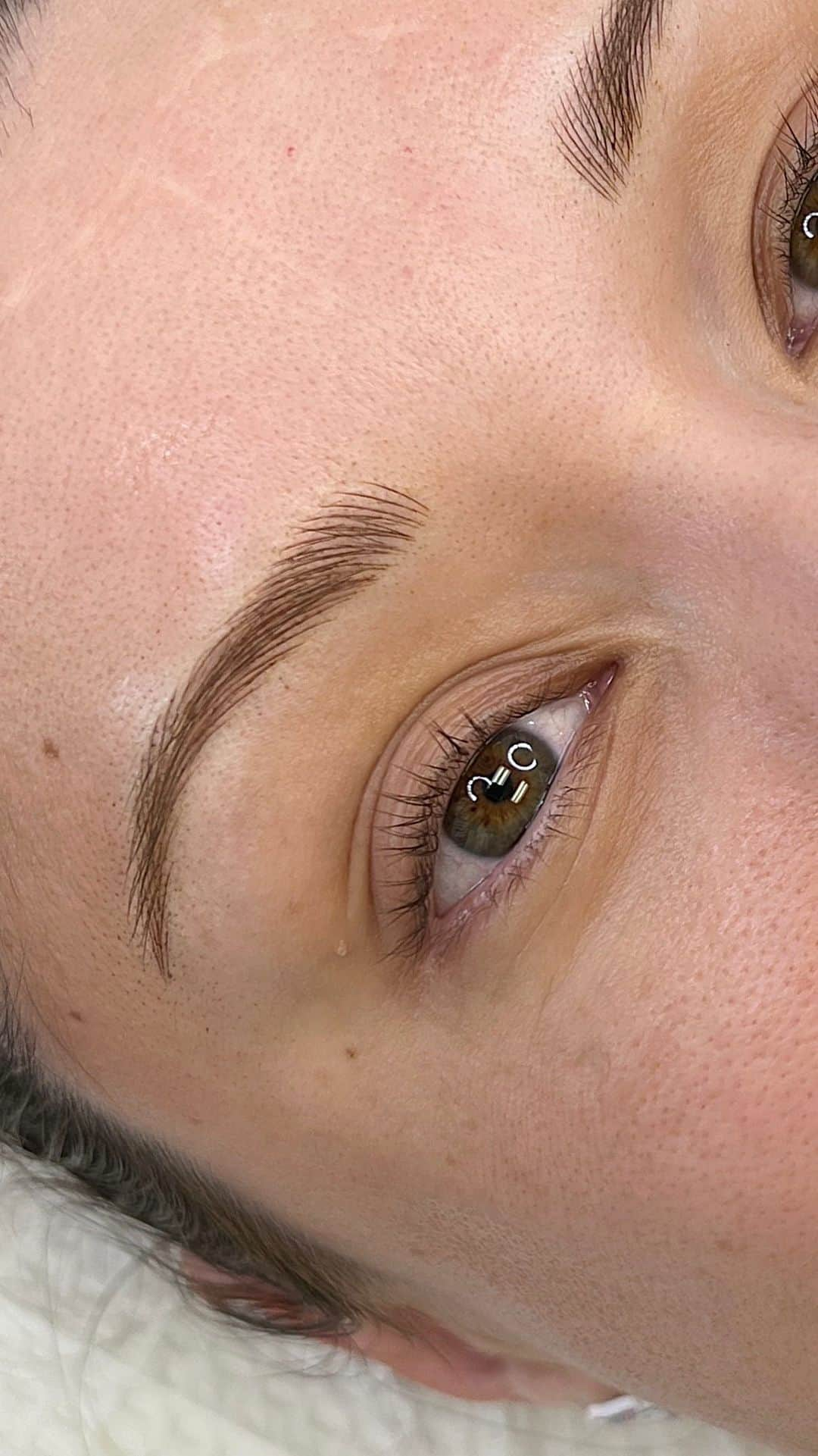 Haley Wightのインスタグラム：「“Will my brows look fake?” I get this question allll the time, which is why it’s so important to research the artist you want to go to. Look at ALL of their work, not just the brows that you like. Look at their healed work, their consistency, their website, everything! Make sure you feel 100% confident in them before booking, trust me, it will make your experience go so much smoother.   If you’re looking for natural, you’ve come to the right place! I specialize in the natural looking brow because it never goes out of style 😎   Interested in booking or have questions? Call us at (602)809-9405 or visit our website, links in my bio!  #nanoblading #microblading #azmicroblading #azbrows #arizonamicroblading #arizona #phoenix #scottsdale」