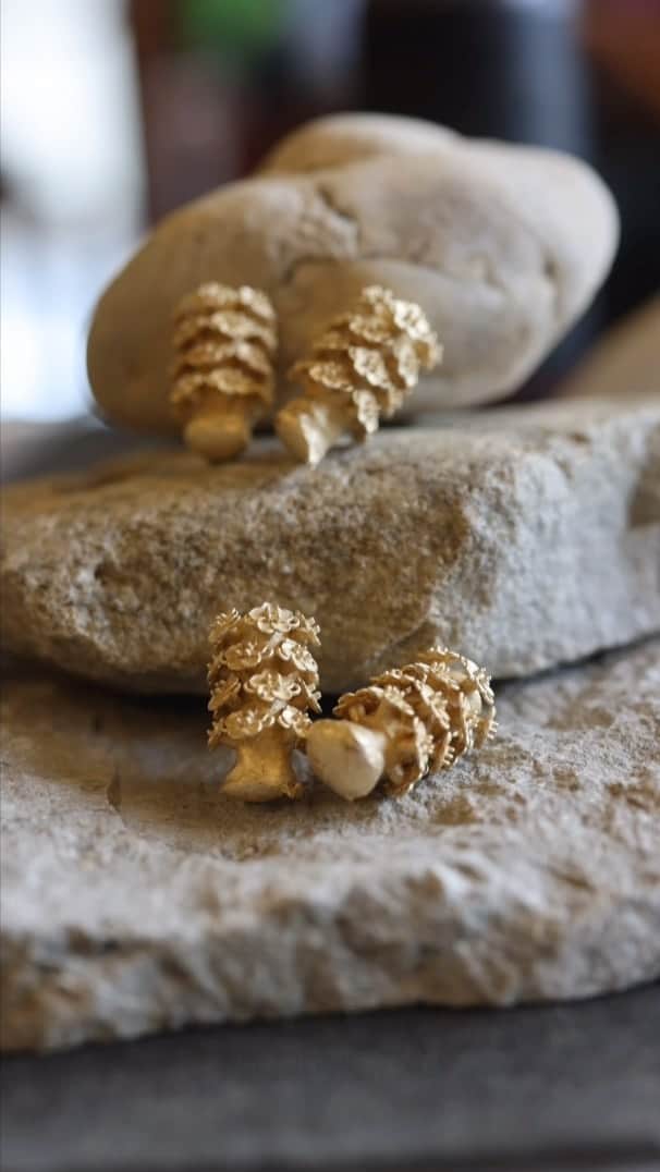ミシェル・ウィーのインスタグラム：「Go behind the scenes as we get started on creating your  @michellewiewest x @wove_made Ho’omau Bracelet orders! 100% of bracelet profits go to @hawaiicommunityfoundation to provide resources for  Maui wildfire relief efforts 🌺 Thank you for all your support so far 🧡」