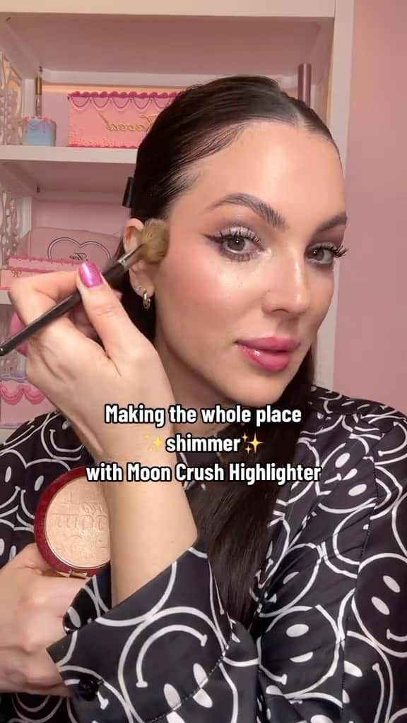 Too Facedのインスタグラム：「Get your ✨shimmer✨ on with our Moon Crush Highlighters! 🌙⭐️ Our Moon Crush Highlighters have a radiant, luminous powder highlighter formula that easily blends into skin for a weightless, polished crystal effect! @elysereneau #toofaced #tfcrueltyfree」