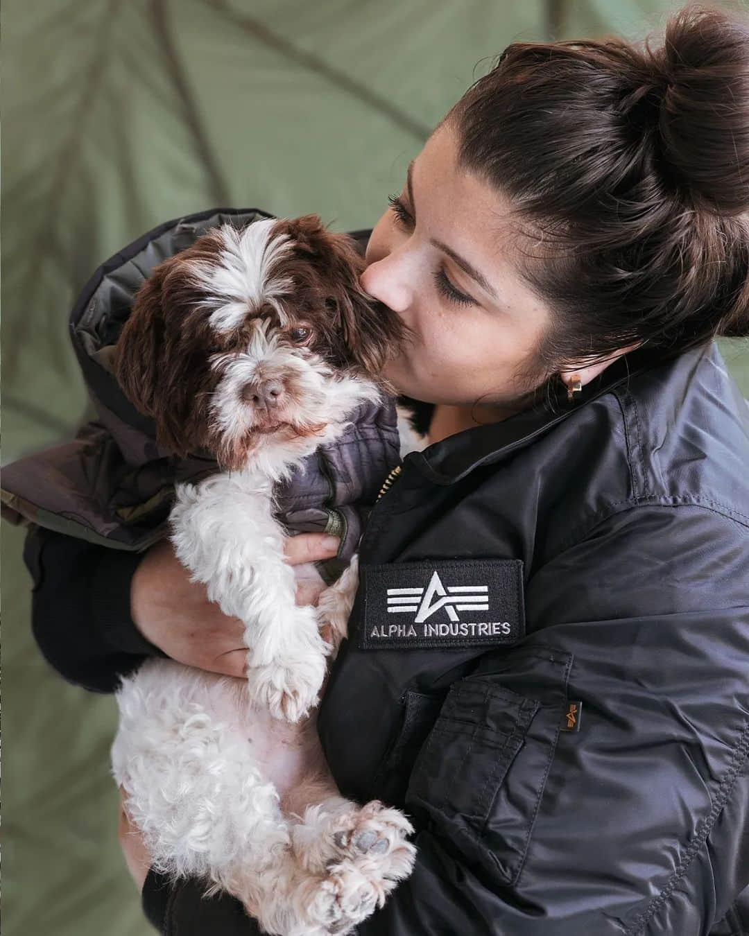 さんのインスタグラム写真 - (Instagram)「Alpha Industries and chng+crw @chngcrw have combined fashion and compassion in their Reversible Dog Jackets, handmade in NYC using repurposed Alpha MA-1 Jackets - available from XS to XL on CHNG+CRW's website.  Check out our photoshoot featuring adopted and foster dogs with their dedicated Waldo Rescue owners. 🐶  #alphaindustries」8月26日 4時51分 - alphaindustries