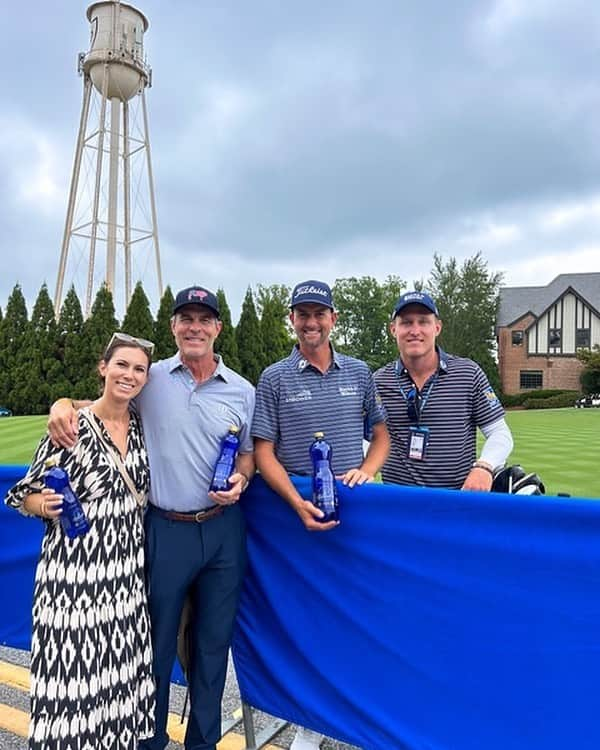 ウェブ・シンプソンのインスタグラム：「Had an awesome time in my home state at the @WyndhamChamp a couple of weeks ago. Thank you to @SplendorWater for the constant support when I’m on the road, especially in the summer heat!   Try it for yourself and use code WEBB15 for 15% off your order at splendorwater.com #HydrationHero #WyndhamChampionship #VolcanicWater」