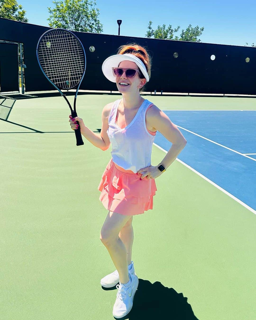 エイミー・デビッドソンのインスタグラム：「First tennis lesson everrrrr! 🎾 Can you tell by how I’m holding the racket incorrectly?! 😆 It went better than I expected 😅 and was really fun! I’m scared for my arm tomorrow, tho! 😳💪🏻🎾🥵  Thank you for the encouragement, girls! 😘 Watch out Serena, here we come! 🤣🤣🤣」