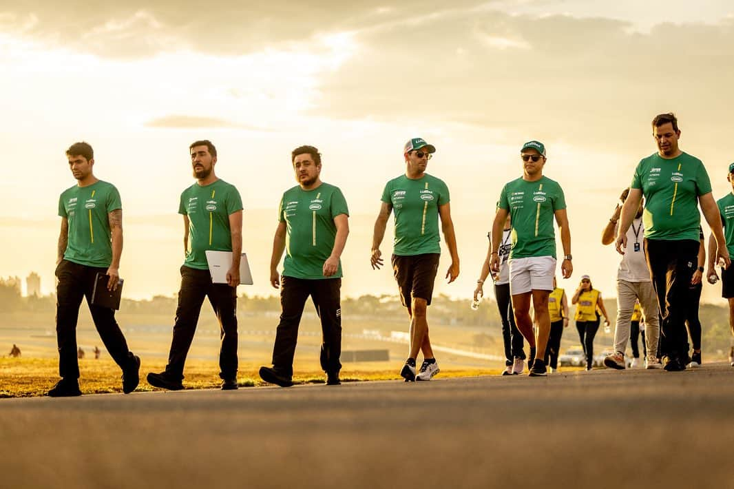 フェリペ・マッサさんのインスタグラム写真 - (フェリペ・マッサInstagram)「Finalizamos segundo dia de pista aqui em Goiânia.  O anel externo, parte do circuito do autódromo que utilizamos a parte de fora da pista, sem as curvas, requer atenção com a velocidade e as estratégias para utilizar o vácuo a nosso favor.  Fechamos o dia com P22 no Shakedown e P19 no 1º treino.  Hora de sentarmos e analisarmos os dados recolhidos durante o dia e focar na qualificação amanhã!  #lubraxpodiumstockcarteam #betano #tokiomarineseguradora #btgpactual #richardmille #lubrax #postospetrobras #oakracingteam #felipemassa」8月26日 5時00分 - massafelipe