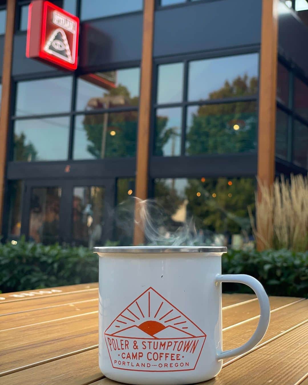 のインスタグラム：「This Sunday to bring a little extra buzz to the Hawthorne Street Fair, we’ll be partnering with @stumptowncoffee to provide some caffeinated courage while we discount 20% off everything in the store!」