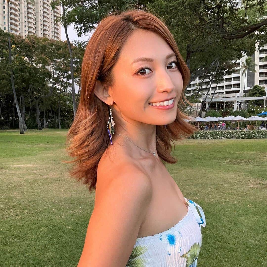 市原彩花さんのインスタグラム写真 - (市原彩花Instagram)「日本で髪質改善のヘアトリートメントしてもらったよ🥰 うるうるになって、ヘアオイルを普段通りの量つけちゃうとしっとりし過ぎちゃうくらい😳💖 私みたいに海や紫外線で痛みまくった髪にもすぐ効果があるのでオススメ☺️  いつもの @teppei.j さんに原宿・表参道にある @lotta_cucci_omotesando でやってもらったよ✨ テッペイさんは原宿いたりシンガポールいたり、忙しい😂あ、私もかw  表参道・原宿店🇯🇵 @lotta_cucci_omotesando  @teppei.  私のインスタ見たと伝えると、ご新規様限定で、15-20%オフになるのでテッペイさんにDMしてみてね😉  #singapore#シンガポール#singapura#海外生活#海外旅行#シンガポール観光#シンガポール生活#シンガポール在住#シンガポール美容室#シンガポール美容院#singaporehairsalon#singaporehairstylist#japanesemodel#cewek#gadis#gadiscantik#ミディアムヘア#ミディアムヘアー#ヘアカタログ#ヘアカタ#髪質改善トリートメント#表参道美容室#青山美容室#原宿#表参道#東京美容室」8月26日 8時30分 - ayaka_ichihara