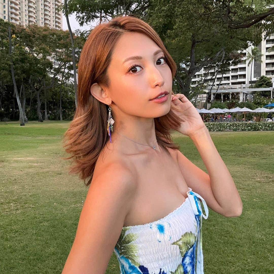 市原彩花さんのインスタグラム写真 - (市原彩花Instagram)「日本で髪質改善のヘアトリートメントしてもらったよ🥰 うるうるになって、ヘアオイルを普段通りの量つけちゃうとしっとりし過ぎちゃうくらい😳💖 私みたいに海や紫外線で痛みまくった髪にもすぐ効果があるのでオススメ☺️  いつもの @teppei.j さんに原宿・表参道にある @lotta_cucci_omotesando でやってもらったよ✨ テッペイさんは原宿いたりシンガポールいたり、忙しい😂あ、私もかw  表参道・原宿店🇯🇵 @lotta_cucci_omotesando  @teppei.  私のインスタ見たと伝えると、ご新規様限定で、15-20%オフになるのでテッペイさんにDMしてみてね😉  #singapore#シンガポール#singapura#海外生活#海外旅行#シンガポール観光#シンガポール生活#シンガポール在住#シンガポール美容室#シンガポール美容院#singaporehairsalon#singaporehairstylist#japanesemodel#cewek#gadis#gadiscantik#ミディアムヘア#ミディアムヘアー#ヘアカタログ#ヘアカタ#髪質改善トリートメント#表参道美容室#青山美容室#原宿#表参道#東京美容室」8月26日 8時30分 - ayaka_ichihara