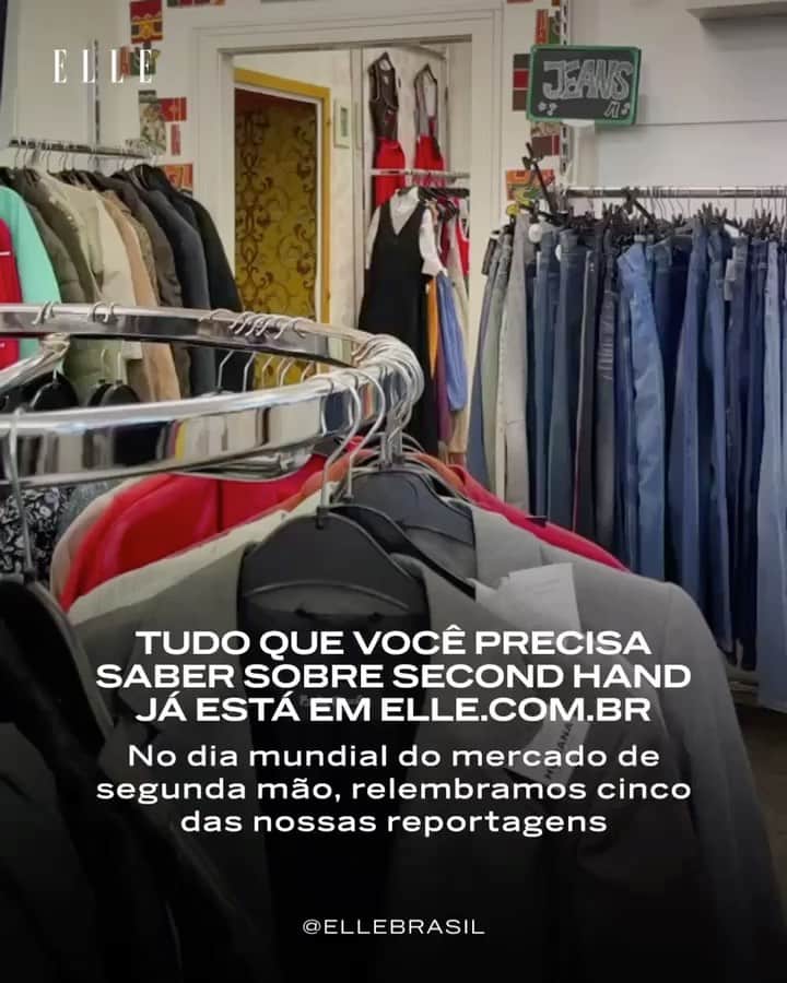ELLE Brasilのインスタグラム：「Cerca de 20% das águas residuais produzidas ao ano vem da moda, assim como a liberação de 500 mil toneladas de microfibras sintéticas nos oceanos. Além disso, todo ano, a indústria descarta em torno de US$ 500 bilhões em roupas direto para aterros e lixões. Diante desse cenário, o dia mundial do second hand, celebrado em 25 de agosto, foi pensado para estimular as pessoas a consumirem de forma mais consciente, apoiando também a economia circular. Comprando de brechós, alugando e trocando peças, é possível combater, ao menos em partes, os excessos da indústria.   No carrossel, relembramos algumas matérias já publicadas em nosso site e na ELLE View sobre o mercado de segunda mão, que a cada dia cresce mais. Vale a leitura!」