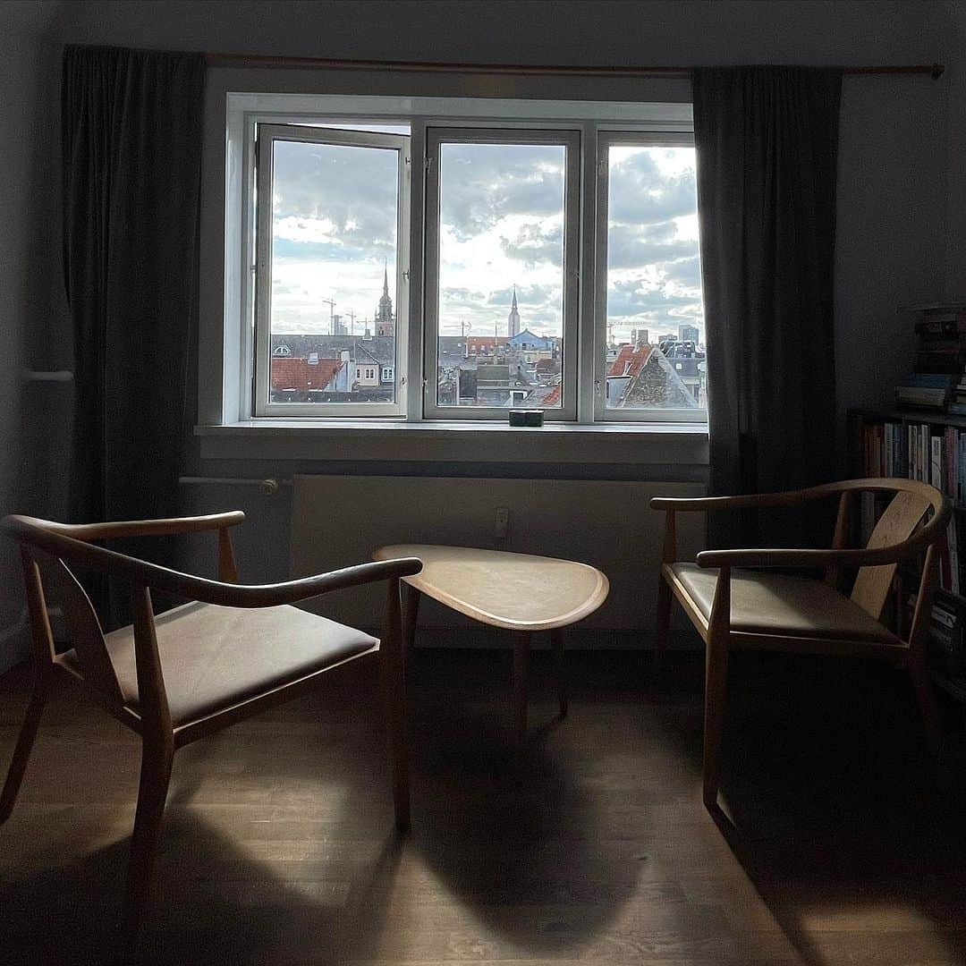 行正り香のインスタグラム：「かりんの寮の部屋から、友人や友人の息子さんたちの家まで、たくさんの家を見せていただけて、学びがいっぱいの旅となりました。これからの空間づくりが、ますます楽しくなりそうです。やっぱり好きだなあ。デンマーク。#rikayukimasa #行正り香 #デンマーク #テンマーク家具」