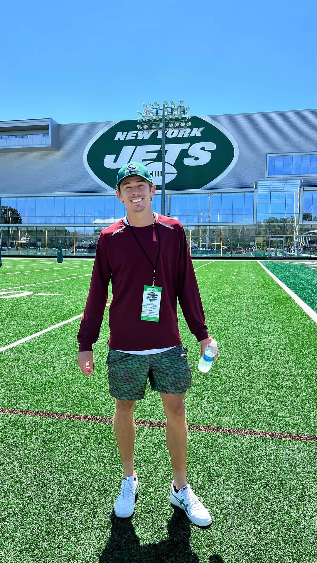のインスタグラム：「Great time at the @nyjets practice! Thanks for having me out..going to add a few extra Jets players to my fantasy team now 😂🏈」