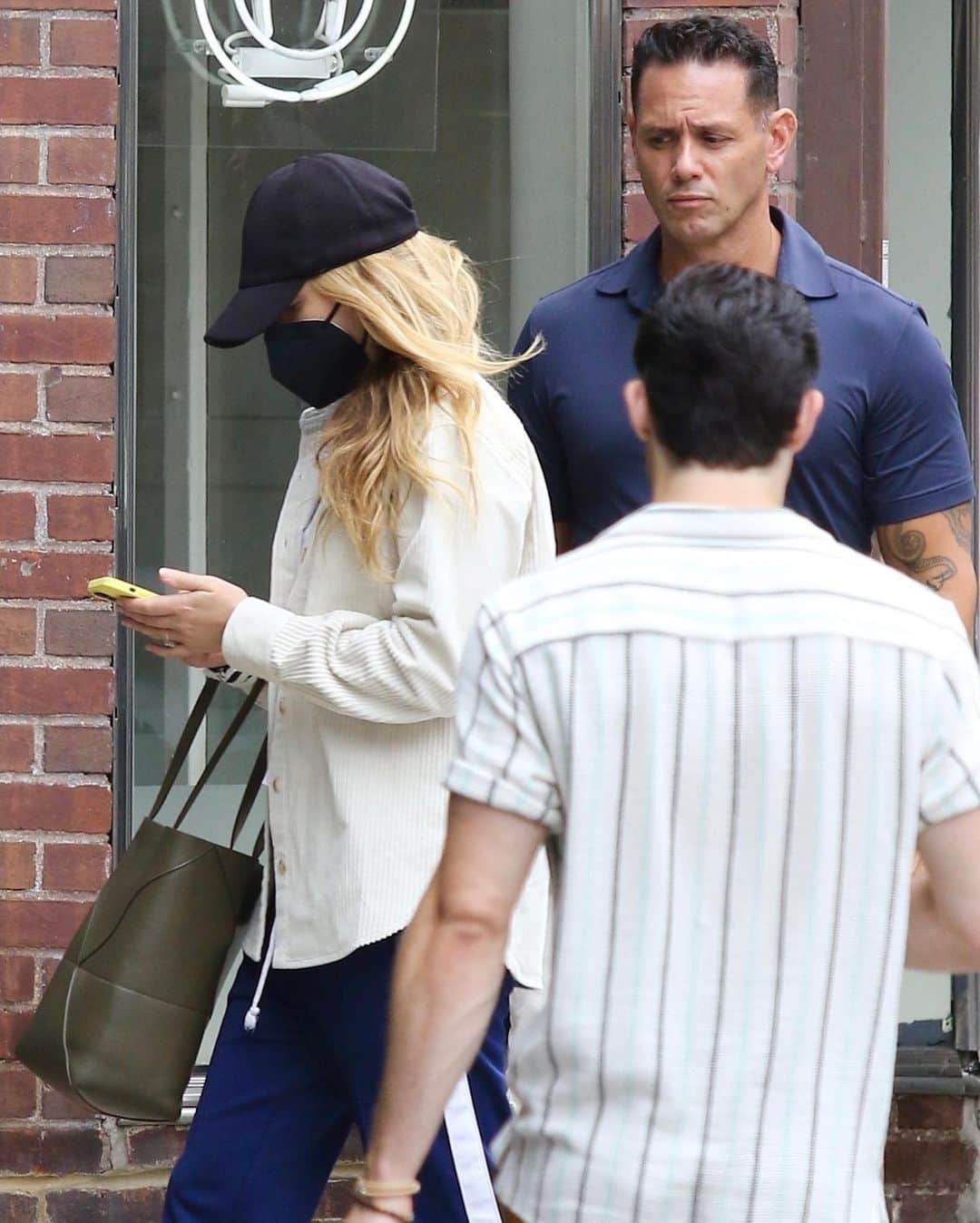 Just Jaredさんのインスタグラム写真 - (Just JaredInstagram)「Jennifer Lawrence masked up while heading out for some pampering in New York City. We've got more pics of the star over at JustJared.com! #JenniferLawrence Photos: Backgrid」8月26日 5時29分 - justjared