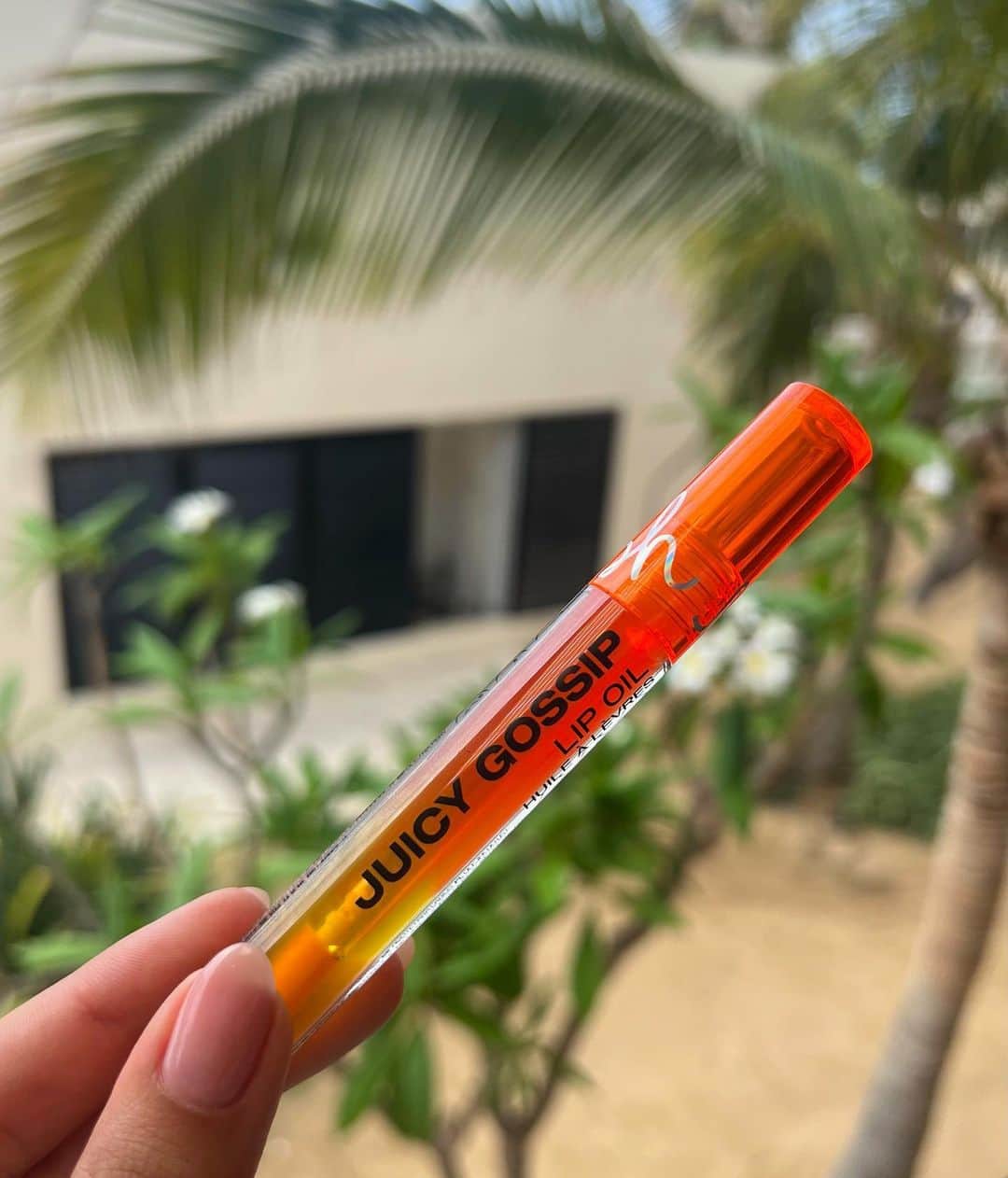 BH Cosmeticsのインスタグラム：「Nothing beats getting a killer tan and applying your BH Juicy Gossip Lip Oil after a day in the sun 😍☀️  #bhcosmetics」