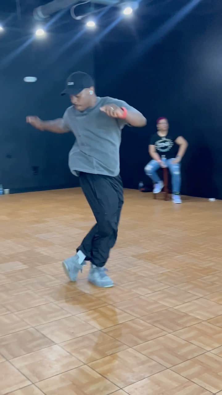 Lil Buckのインスタグラム：「a LIL ankle warm up to test @impakvisualz videography skills. He passed with flying colors 🔥🔥🔥🔥 The best I’ve shot with in ATL. Shot this with an IPhone, NO GIMBAL 😭🔥」