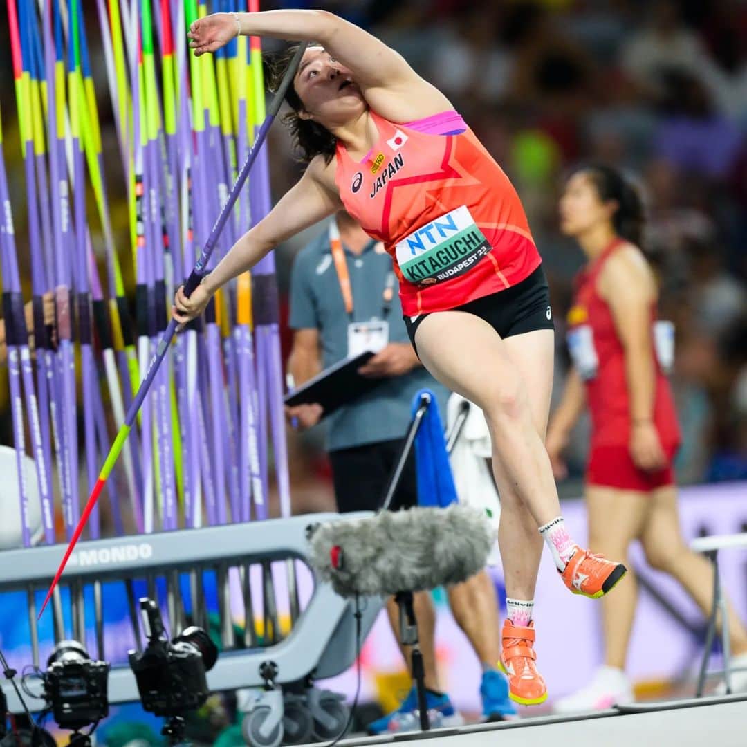 北口榛花さんのインスタグラム写真 - (北口榛花Instagram)「🏆 @giantbaby_paru is the world champion in javelin throw! 🏆  A Japanese 🇯🇵 athlete living in the Czech Republic 🇨🇿 has won 🥇 her first world championship title.   The competition was thrilling until the last moments, as Haruka managed to throw 66.73 on her last attempt and moved from 4th place to 1st place. 🥳  🏆Haruka's series:🏆 1️⃣ 61.78 m 2️⃣ 61.99 m 3️⃣ 63.00 m 4️⃣ 62.36 m 5️⃣ 62.68 m 6️⃣ 66.73 m  Congratulations 🥳🥳  📸 @fotosportsk」8月26日 5時39分 - giantbaby_paru