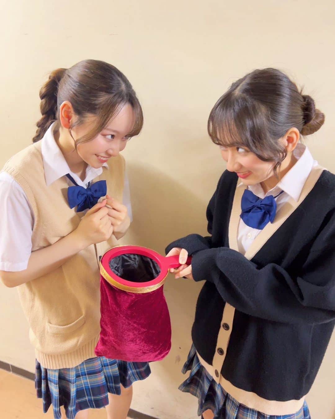 若松愛里のインスタグラム：「#姫スタ 2日目ありがとうございました！  すでに折り返しと4公演あっという間です😳  本日Bチームの公演は17:00から！ 当日券少しでます！よろしくお願いしますっ  相方の木村楓花役 鈴木珠子(おたま)さんと☺︎  #ガールズ #舞台 #RAVE塾 #姫スタ #JK #制服 #パラレル #ワールド #おはなし #築地」