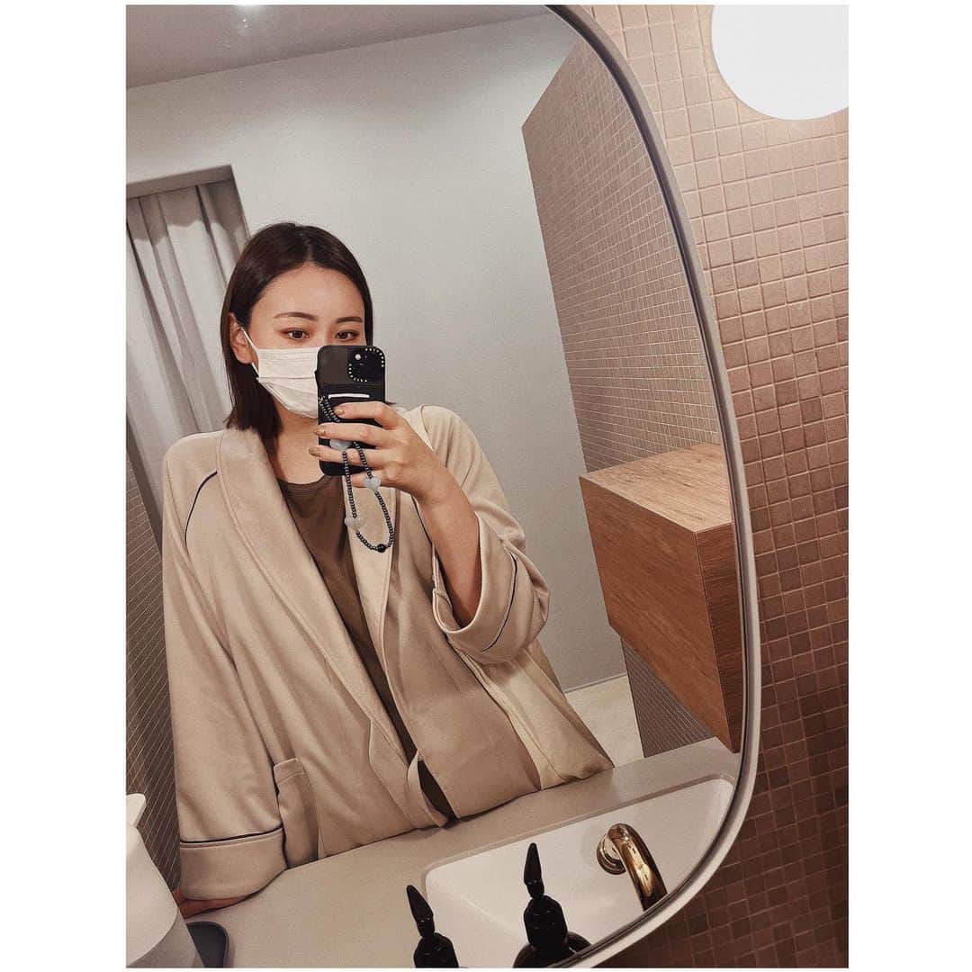 小口桃子のインスタグラム：「30代も半ばになり健康面が気になって健康診断を受けてきました。 ⁡ お恥ずかしながら初めての人間ドック。 不安もあったので女性専用クリニックを選びました。 ⁡ 今回は一般的な健康診断項目に加えて子宮・卵巣、乳房など女性特有の疾患が多い部位も検査できるレディースドックライトを受診することに。 ⁡ どきどきしながらクリニックに行ったんだけど、ホテルみたいな綺麗で落ち着いた空間で待ち時間もなくさくさくと検査が進み、1時間半ほどで終了…！ ⁡ 人間ドックってもっと仰々しいイメージだったのにこんなもんなんだ！と拍子抜けしたくらい。 ⁡ ⁡ まだ検査結果は出てないけど、これから先も健康に過ごすために毎年ちゃんと受診しよう😌 ⁡ ⁡ #クレアージュ東京レディースドッククリニック #人間ドック #婦人科検診」