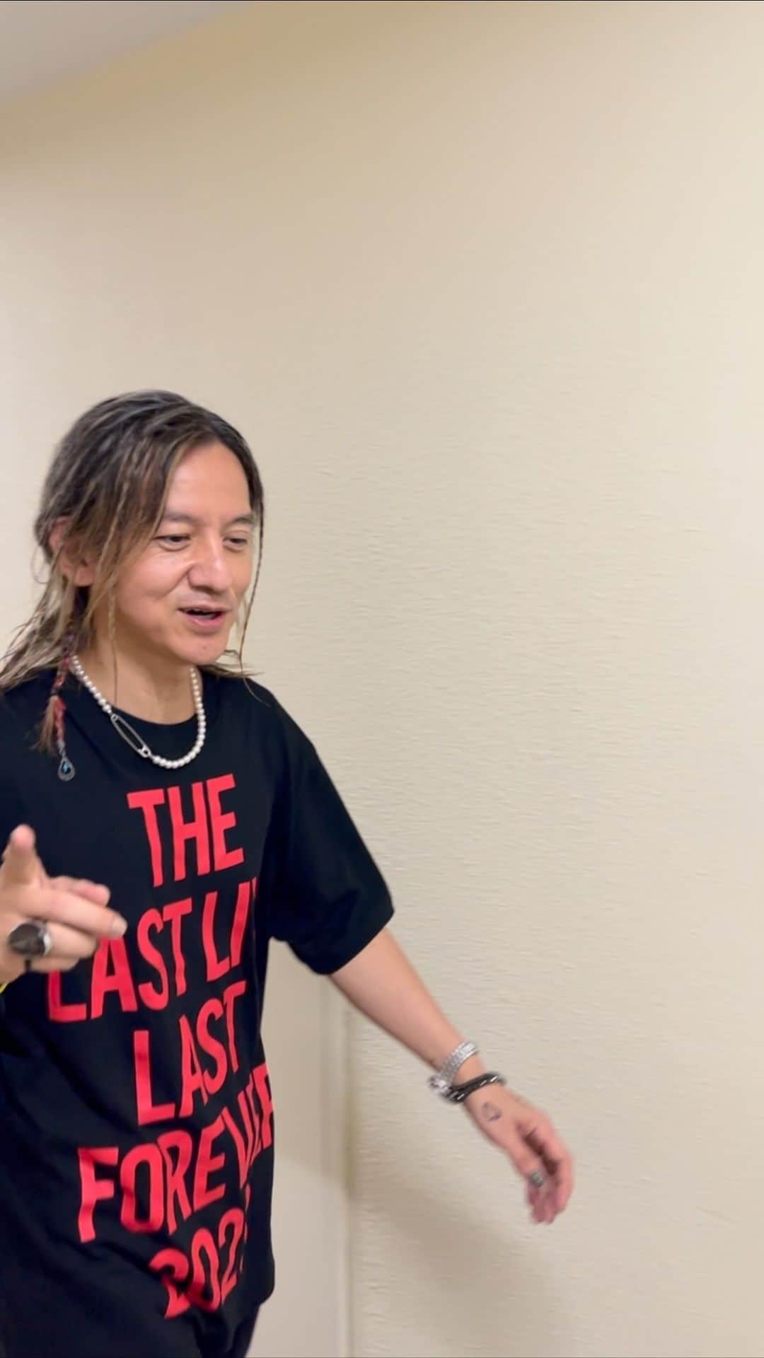 成田昭次のインスタグラム：「8/25  男闘呼組 LAST FOREVER  @日本武道館  #昭熱大陸  帰ってきたあのカメラマン、ついに正体が明かされる🫣」