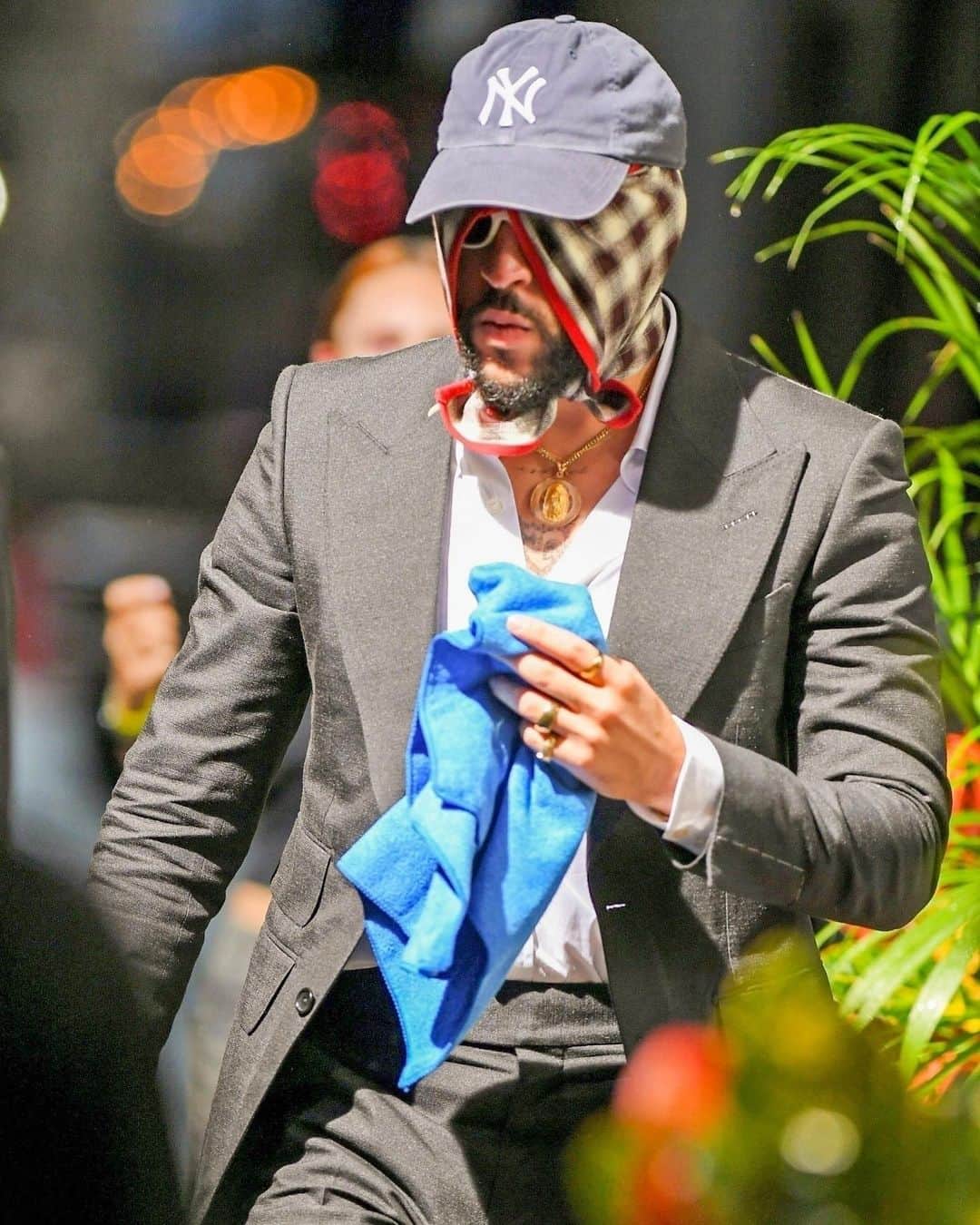 Just Jaredさんのインスタグラム写真 - (Just JaredInstagram)「Bad Bunny was seen keeping a low profile as he arrived at Carbone in NYC to film a secret project with Al Pacino.  #BadBunny Photos: Backgrid」8月26日 5時57分 - justjared