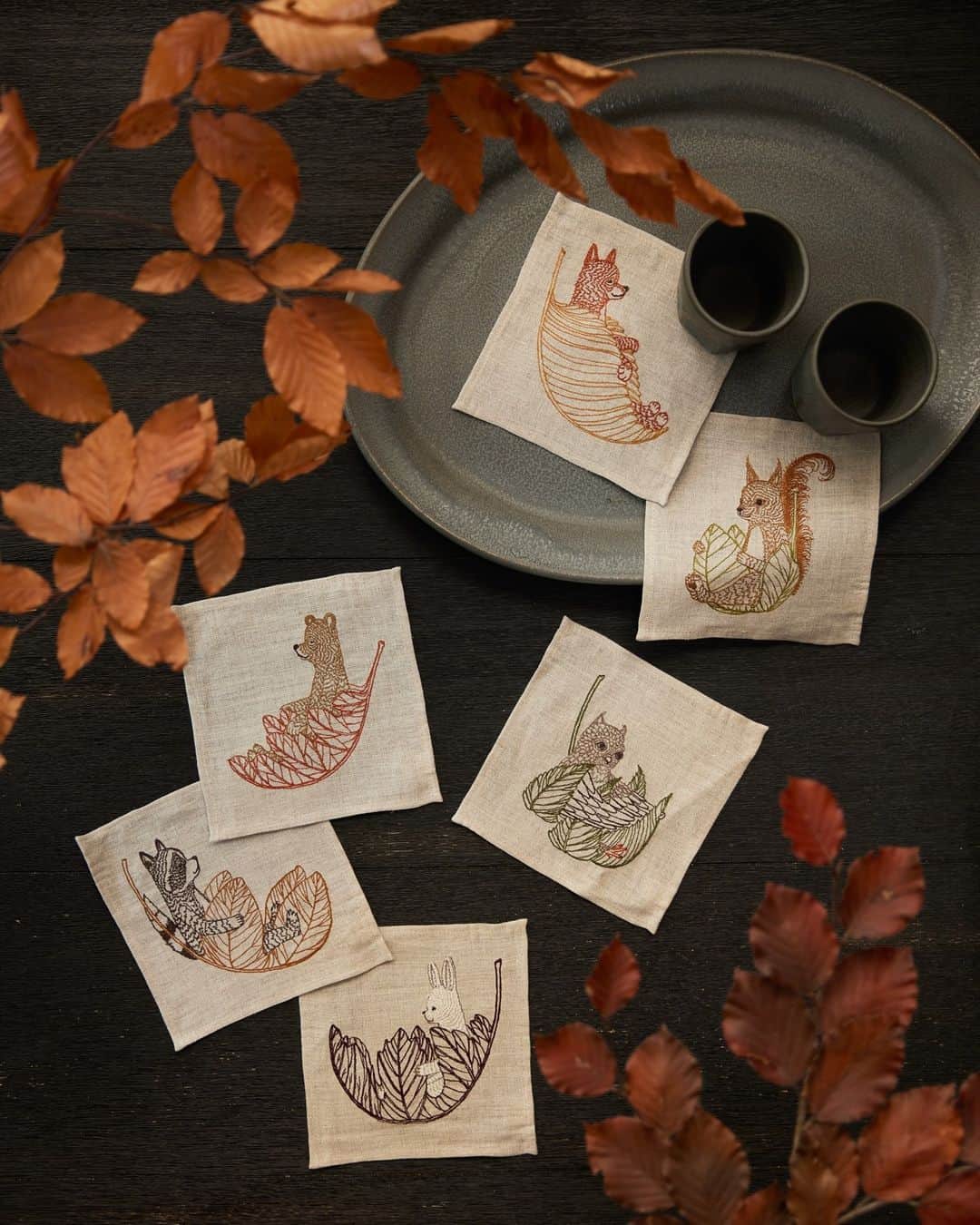 コーラル アンド タスクのインスタグラム：「Invite this crew of leaf gliders to your next seasonal gathering and hosting will be a breeze! The set of six cocktail napkins includes fox, chipmunk, bunny, raccoon, bear, and owl, each on their very own leaf. #coralandtusk #falltable #cocktailnapkins⁠ ⁠」