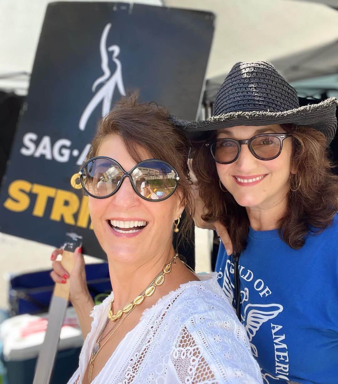 ニア・ヴァルダロスのインスタグラム：「@sagaftra @wgawest @iatse @directorsguild #solidarity」