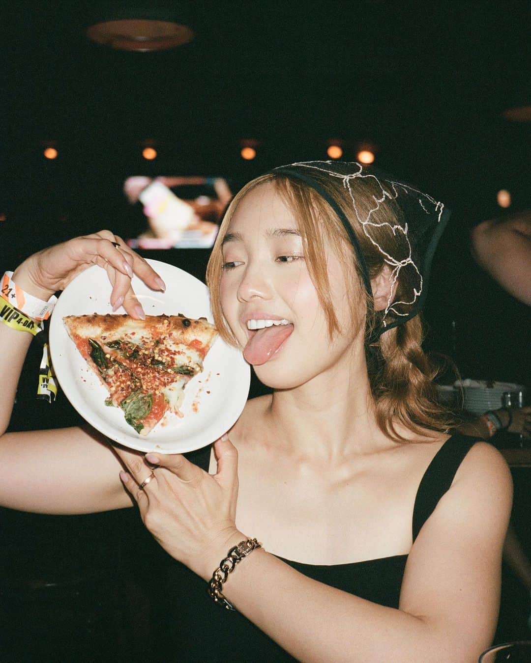 Jenn Imさんのインスタグラム写真 - (Jenn ImInstagram)「Good times in Chicago ✨🪩 I'd genuinely consider moving there, but maybe I have to see what winter is like first (lol). Anyhoooo, the Lollapalooza vlog is up on the channel now!!! I think it's my favorite vlog this year. 🤭」8月26日 6時14分 - imjennim
