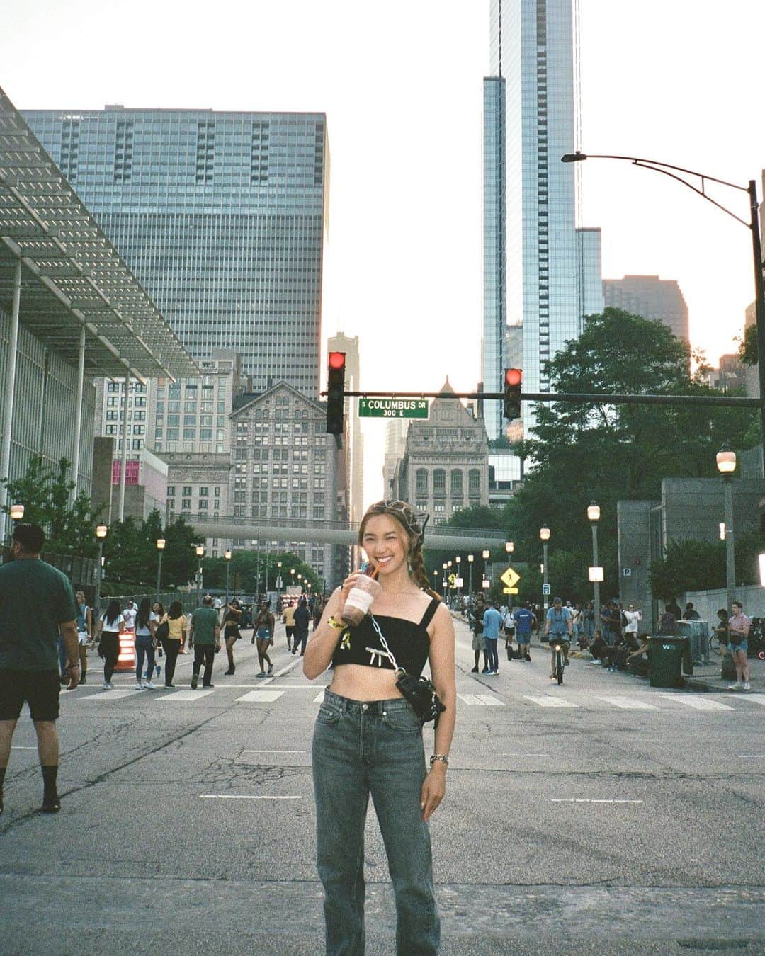 Jenn Imのインスタグラム：「Good times in Chicago ✨🪩 I'd genuinely consider moving there, but maybe I have to see what winter is like first (lol). Anyhoooo, the Lollapalooza vlog is up on the channel now!!! I think it's my favorite vlog this year. 🤭」