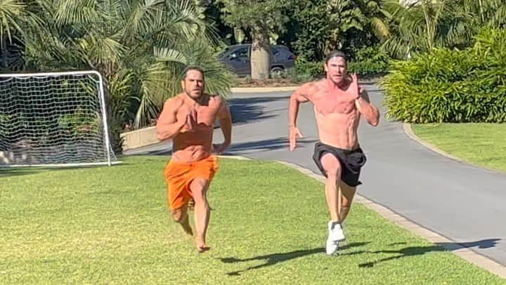 クリス・ヘムズワースのインスタグラム：「Doing a lot less heavy weight sessions lately and incorporating sprint work and more functional movements. A solid full body workout routine. Feeling good 💪👊 And in case your wondering yes I left @rossedgley  in the dust…..um well maybe, unfortunately the camera ran outta film so we’ll never know for certain @centrfit」