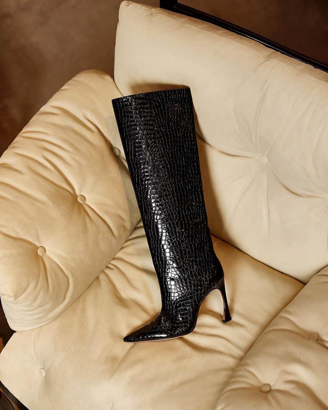 のインスタグラム：「A minimalist profile with maximum statement style. Explore the Kyra boot.  #BirmanFall23」