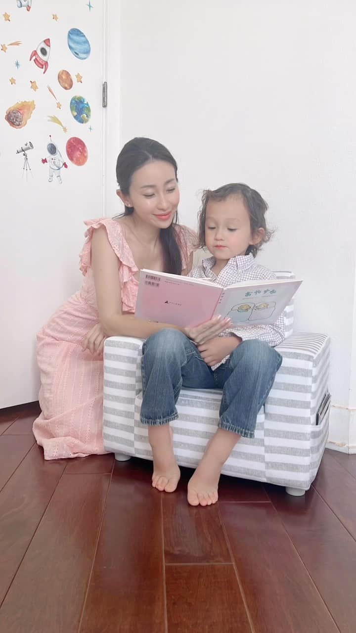 春名愛海のインスタグラム：「The new Reading Couch from @deltachildren  x @gap ❤︎ My son loves reading and so I’ve been thinking on getting him a chair and this came to my attention ❤︎ it has pocket on both side of chair  for books and a cup holder. and on top of that, it was super easy to make it and very light weight! so ai can move it up and down the steps very easily too! . . . @gapkids @gapkids_jp #gap #kids #kidsfashion #kidschair #backtoschool #bookworm #happychild #chillvibes #chillin #reading #readingtime📖 #readingtime #読書 #hapa #ハーフ #ハーフキッズ #バイリンガル #バイリンガル育児」