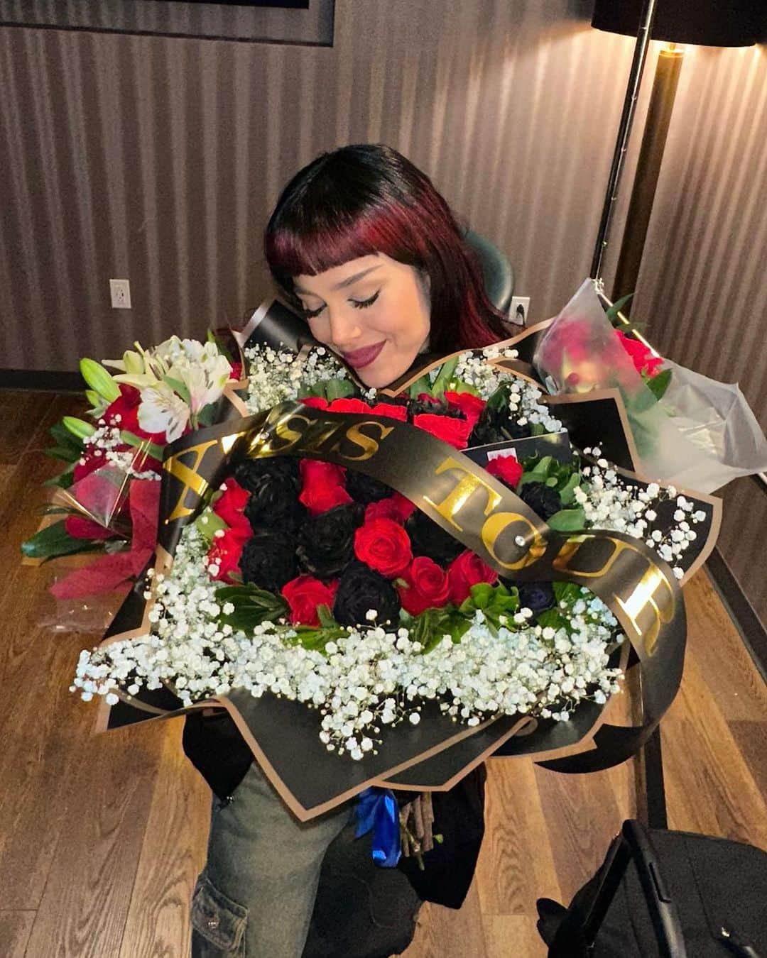 Danna Paolaのインスタグラム：「este post será largo, estoy volando a Canadá 🇨🇦 y tengo muchas cosas que decir y agradecer ) 🥹  7 planetas retrogradando y yo tuve una de las noches más felices de mi 2023 …mi corazón está elevado, en mis sueños más locos estaba hacer un show en Los Ángeles… y sucedió anoche, en el YouTube Theater ♥️ wow conocer a tantos Dreamers por primera vez, escucharlos cantar cada segundo, toda su energía! el disfrutar con toda mi gente y vivir algo tan poderoso, simplemente volé … literal. GRACIAS GRACIAS X ESTA NOCHE MÁGICA!   Por primera vez en la historia del tour tenemos opening act y estuvo a cargo de mis hermanos @laraproject  con su arte tan cabrón y energía tan top! 🖤rompieron muy duro!  que placer recibirlos, trabajar juntos off y on stage, a seguir creando! Les amoooo🫶🏻  Mi vida @alexhoyer_  llegaste 🥹 verte arriba del escenario en tu hometown, verte brillar, verlos tocar juntos esta canción de tu primer álbum… me puso la piel de gallina… rompiste !! te admiro tanto de verdad🫀gracias por tu arte y energía, yo teeeeee amo infinito ♥️!   MY BABY @sofiareyes 💕 MÉXICO IN DA HOUSE 🇲🇽  Gracias bb por acompañarme esta noche!! Fue muy lindooooo!!! eres muy top y que momento tan especial, gracias siempre! TQUM 🥹 💕  Ahora….  #tenemosquehablar se está volviendo un TEMAZO en el show, y no mameeeeees el momentazo de anoche by my @ben.aler en el solo de guitarra que te lanzaste TAN ICONIC … sigo shocked ⭐️🎸🖤amigo gracias por sumarte, x tu arte tan espectacular siempre, eres muy topppp Te amooooo!! 🖤✨   Y a TODES y cada una de las hermosas almas que forman parte de este show, y lo hacen posible, estamos FUCKING KILLING IT! GRACIAS, GRACIAS SOMOS LATIN@S PISANDO FUERTE! ♥️ 🇲🇽GRACIAS LA SEE YOU NEXT TIME ✨」
