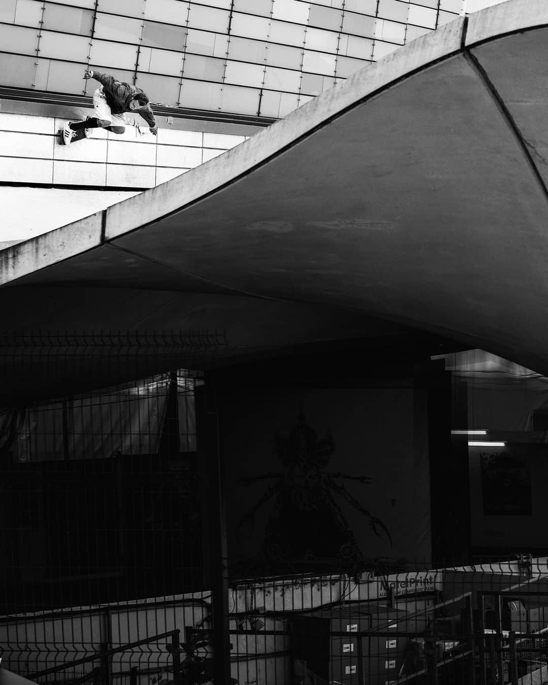 のインスタグラム：「🖤🤍/// @blondey in Paris as seen in @soloskatemag.  📸 @semrubio  #adidasSkateboarding #soloskatemag #paris」