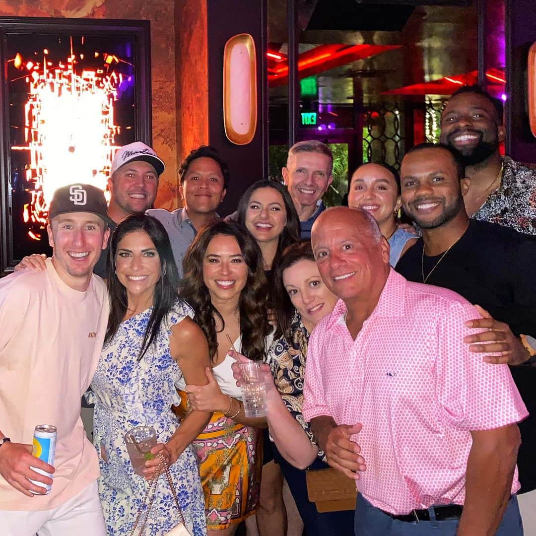 ジェニー・デルのインスタグラム：「Today marks my final day in the @cbssportshq studio (until next year), as I turn my full attention to @cbssportscfb!   Last weekend, we all celebrated one final summer night together before football season sends us all across the country.  It rare to work alongside such a talented group that truly supports and loves one another, but that’s what we’ve found with this #HQ crew. 🤍  I’ll see you on the other side of the screen and I’ll be cheering for all of you from the sidelines. Xo」