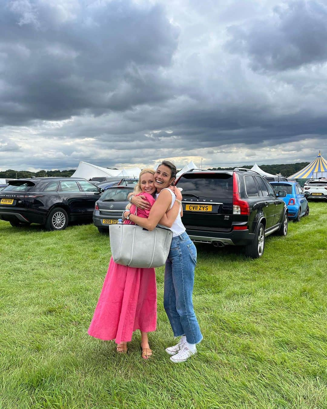 メラニー・サイクスさんのインスタグラム写真 - (メラニー・サイクスInstagram)「Hey gang, just sharing some pics from a lovely day at @carfestevent ahead of my talk on the author stage tomorrow with @eddytemplemorris at noon ❤️💫🤸🏽‍♂️   Had fun with @adamskionline as per checking everything out, going on the ferris wheel and the icing on the cake,  bumping into my friend  @rhitrition 💕 love you darling 🥰  Then Climbed up to Beacon Hill for sundown.   Gorgeous day.   See you tomorrow peeps 💛  Nighty night   #carfest #festival  #sundown #countryside #author  #illuminated  #beaconhill」8月26日 6時25分 - msmelaniesykes