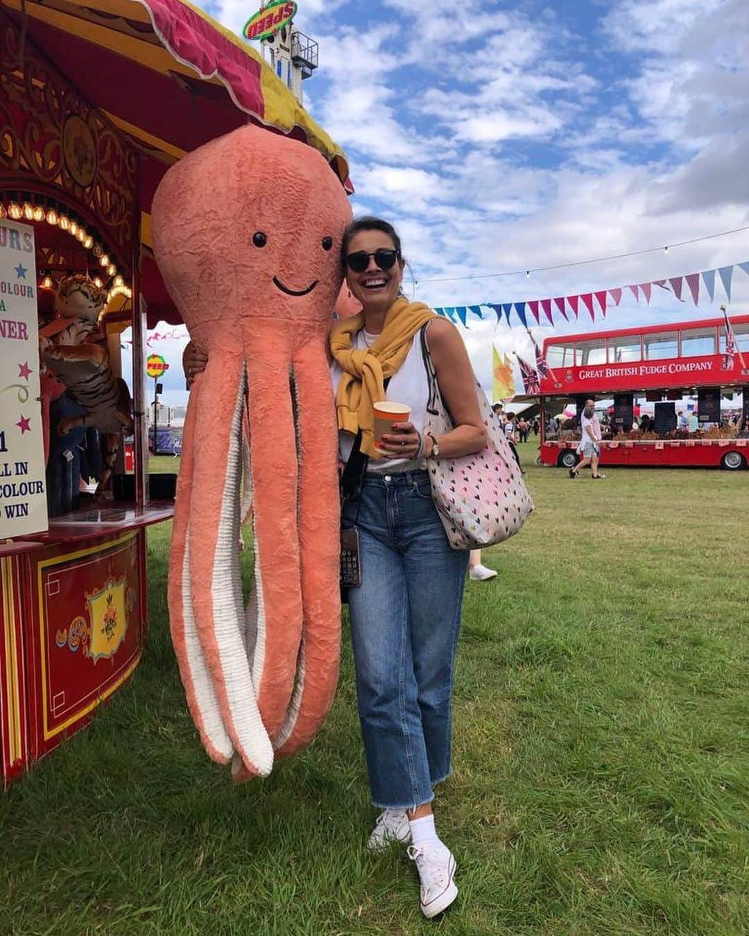 メラニー・サイクスさんのインスタグラム写真 - (メラニー・サイクスInstagram)「Hey gang, just sharing some pics from a lovely day at @carfestevent ahead of my talk on the author stage tomorrow with @eddytemplemorris at noon ❤️💫🤸🏽‍♂️   Had fun with @adamskionline as per checking everything out, going on the ferris wheel and the icing on the cake,  bumping into my friend  @rhitrition 💕 love you darling 🥰  Then Climbed up to Beacon Hill for sundown.   Gorgeous day.   See you tomorrow peeps 💛  Nighty night   #carfest #festival  #sundown #countryside #author  #illuminated  #beaconhill」8月26日 6時25分 - msmelaniesykes