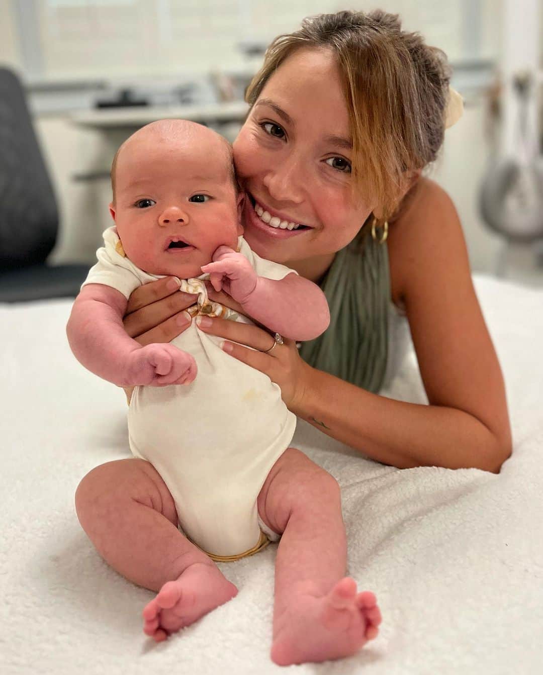 ティア・ブランコのインスタグラム：「So happy to be your mommy 🍯🥹」