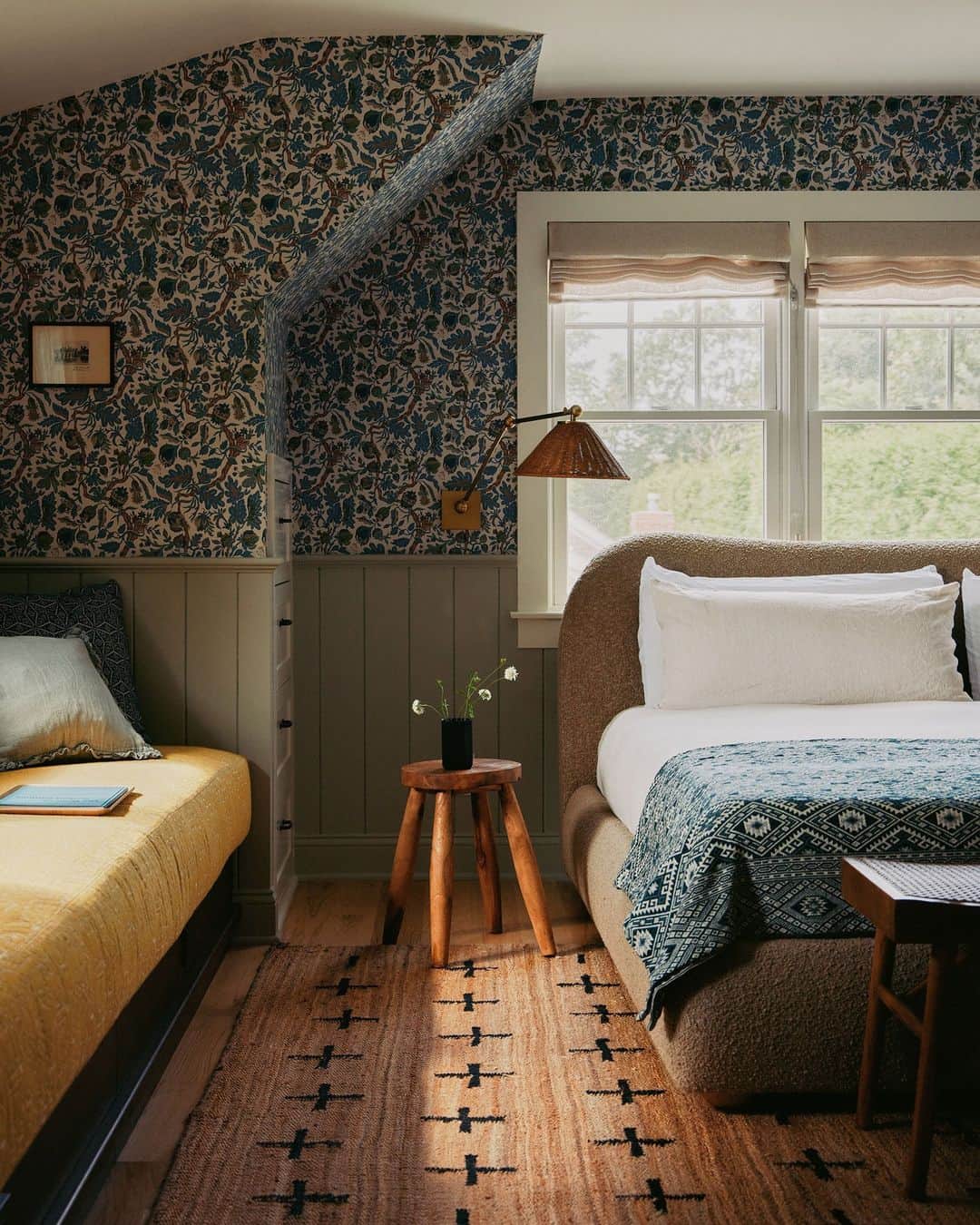 ELLE DECORのインスタグラム：「When designer Melissa Lee (@bespokeonly) was recently entrusted to transform a Long Island summer home, her brief was indubitably straightforward. “We want a place where we can nap anywhere,” the husband told Lee. While any other designer might have further follow-up questions, Lee—who had already designed the young couple’s home in Brooklyn’s Williamsburg neighborhood—knew just what to do. “I would create a cottage that feels so lived in that you could plop down on one of many daybeds for a mini catnap,” she says. Here, the primary suite is punctuated by a cheery yellow daybed harboring reading material that is sure to be abandoned in lieu of some irresistible shut-eye.   Click the link in our bio to tour the rest of this restful Hamptons cottage. Written by @rachelesilva_. Photographed by @william.jess.laird.」