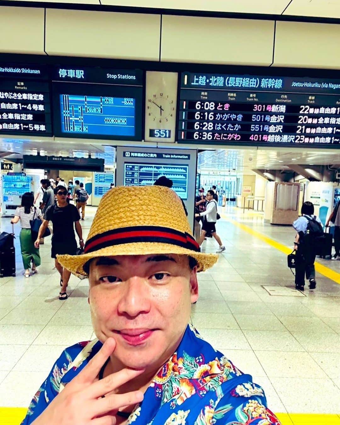 美川憲二さんのインスタグラム写真 - (美川憲二Instagram)「朝も　早よから東京駅よ〜🚅💨💨  始発の新幹線‼️‼️  始発で移動するの　コロナ禍だったし  かなり久しぶりだわーー😅😂🤣🤣🚅💨💨💦💦💦　笑。  起きれて、乗り遅れてなかった  ヒデコちゃん‼️  偉い、　偉い‼️  それそれ〜😄😃😅✌️✌️ 笑。笑。  んじゃら　新潟まで行ってきまーす🌊🌊🌊🌊🌊😃😀⤴️⤴️ #東京駅 #tokyo  #新幹線なう #新潟までレッツゴー #美川憲一 #美川憲二 #ヒデコフランセスカ #オネェ系 #ものまね」8月26日 6時47分 - mikawakenji