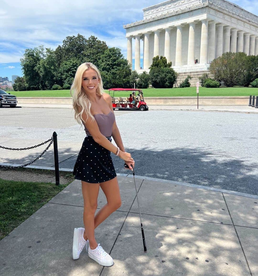 Elise Lobbのインスタグラム：「Do you ever see a golf cart not on the golf course and immediately think I should be at the golf course?!! Or is that just me …. 🤣🙈⛳️🏌🏼‍♀️  #golf」