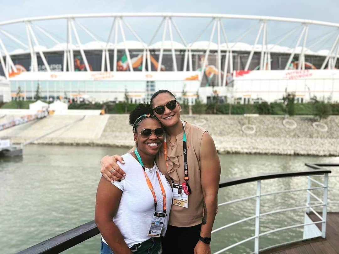 バレリー・アダムスのインスタグラム：「Sports and friendship go hand in hand, creating a bond that is truly special 🫶.  @cleopatraborel and I first competed against each other at the 2002 Commonwealth Games in Manchester. Although we’ve bid farewell to our competitive days, we have now transitioned to a new chapter of our lives, relishing in the joys of being spectators. 🫶🤝💜  #sportsandfriendship #mingy #athletics #womeninsport #womenpower #athletes #throwers #shotput #budapest #wch2023 #triniqueen🇹🇹」