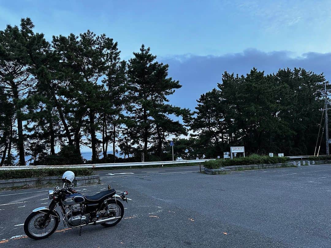栗田善太郎のインスタグラム：「朝バイク活 夜明け前に目が覚めて 曇り 気温25℃ 良し！  先週リアサス交換してから全然乗れて無かったので。  志賀島の朝 バイカー多し！  行きは下道 帰りは都市高速 で2時間強  曲がると加速が全然違う！ 変えて良かった〜  #w650  #kawasaki」