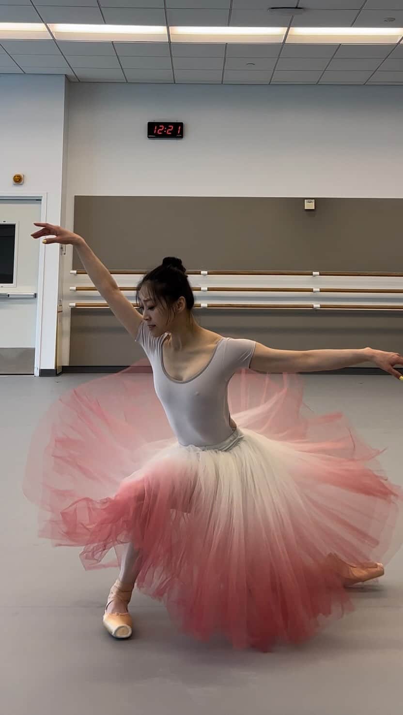 のインスタグラム：「Feeling the air and the speed today ✨   空気感とスピードの練習  #speed #air #ballerina #ballet #ballerinalife #rehersal #inspired #バレエ　#バレリーナ　#tutu」
