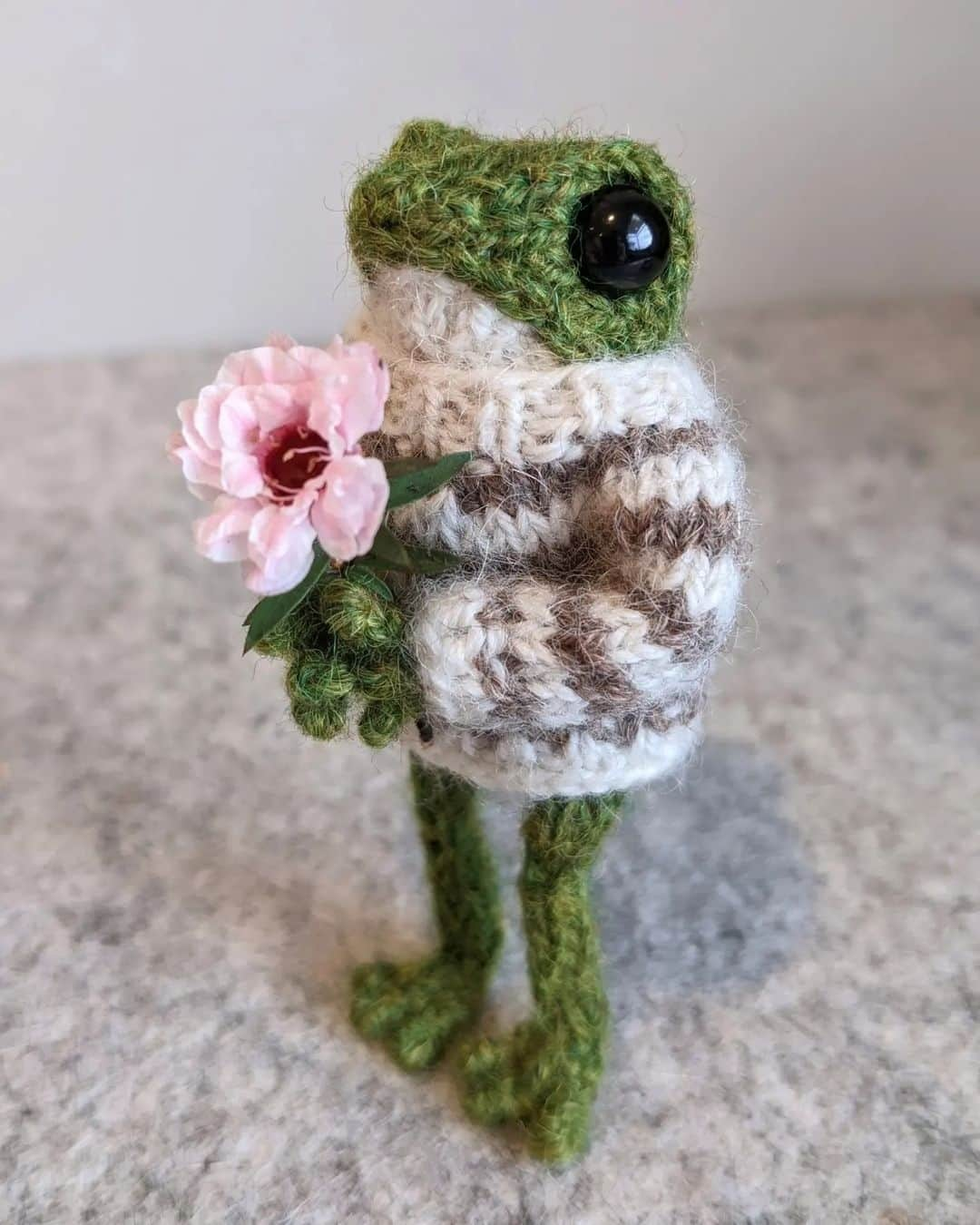 frankie magazineさんのインスタグラム写真 - (frankie magazineInstagram)「obsessed is an understatement. if you haven't gotten lost in the wonderful, whimsical world of @indiarosecrawford's knitted frogs, go quickly!」8月26日 7時03分 - frankiemagazine