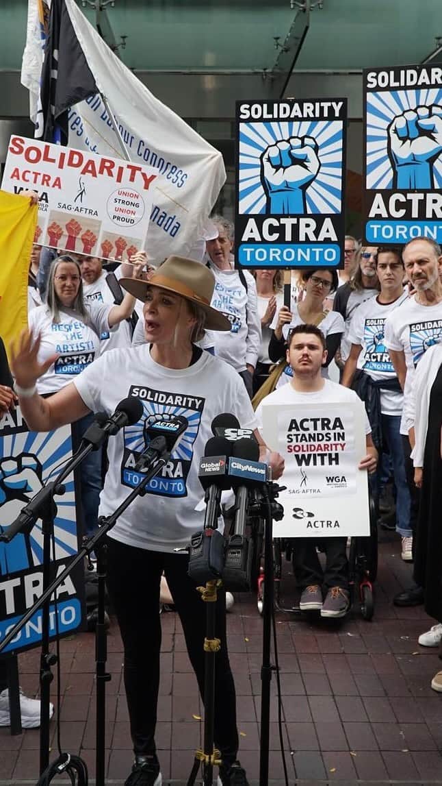 ローレン・ホリーのインスタグラム：「Proud to stand alongside @sagaftra @actra @actranational @wgaeast @wgawest @writers_guild_canada AND WORKERS EVERYWHERE WGA day 115  SAG day 43 #solidarity  #unionstrong  #sagaftrastrike  #sagaftrastrong  #actrastrong  #wgastrong #wgastrike」