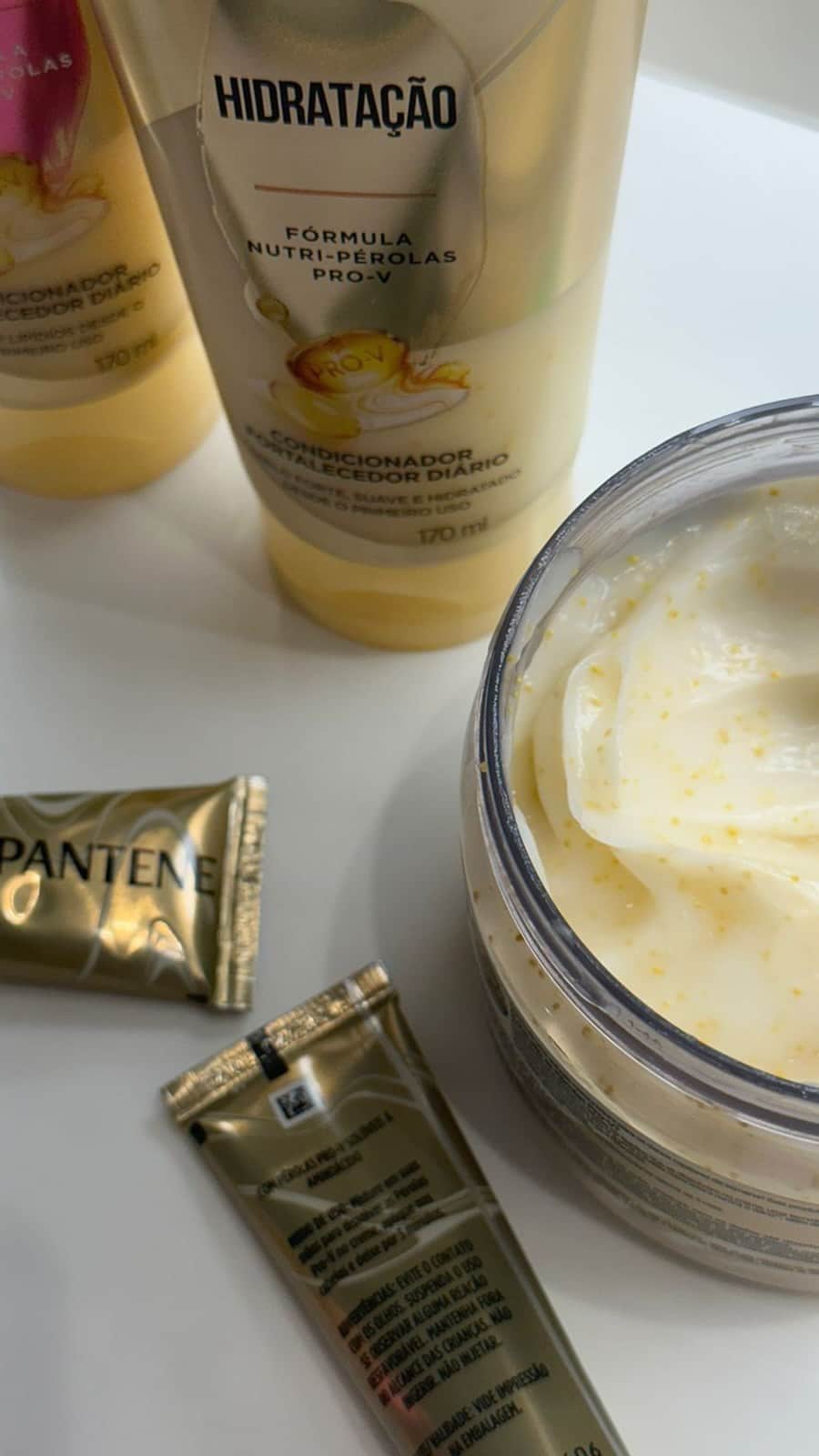 マリーナルイバルボサのインスタグラム：「Vocês estão em dia com a rotina de autocuidado com o cabelo? 💛  Esse novo tratamento de @pantenebrasil com pérolas Pro-vitaminas solúveis é meu cronograma favorito. Ele repara até 100% do dano em 3 minutos. Experimentem! #TransformaçãoPantene #MeuCabeloPodeTudo  *Dano à suavidade medido em cabelo com dano químico, térmico e mecânico  **vs. shampoo sem ingredientes condicionantes #publi」