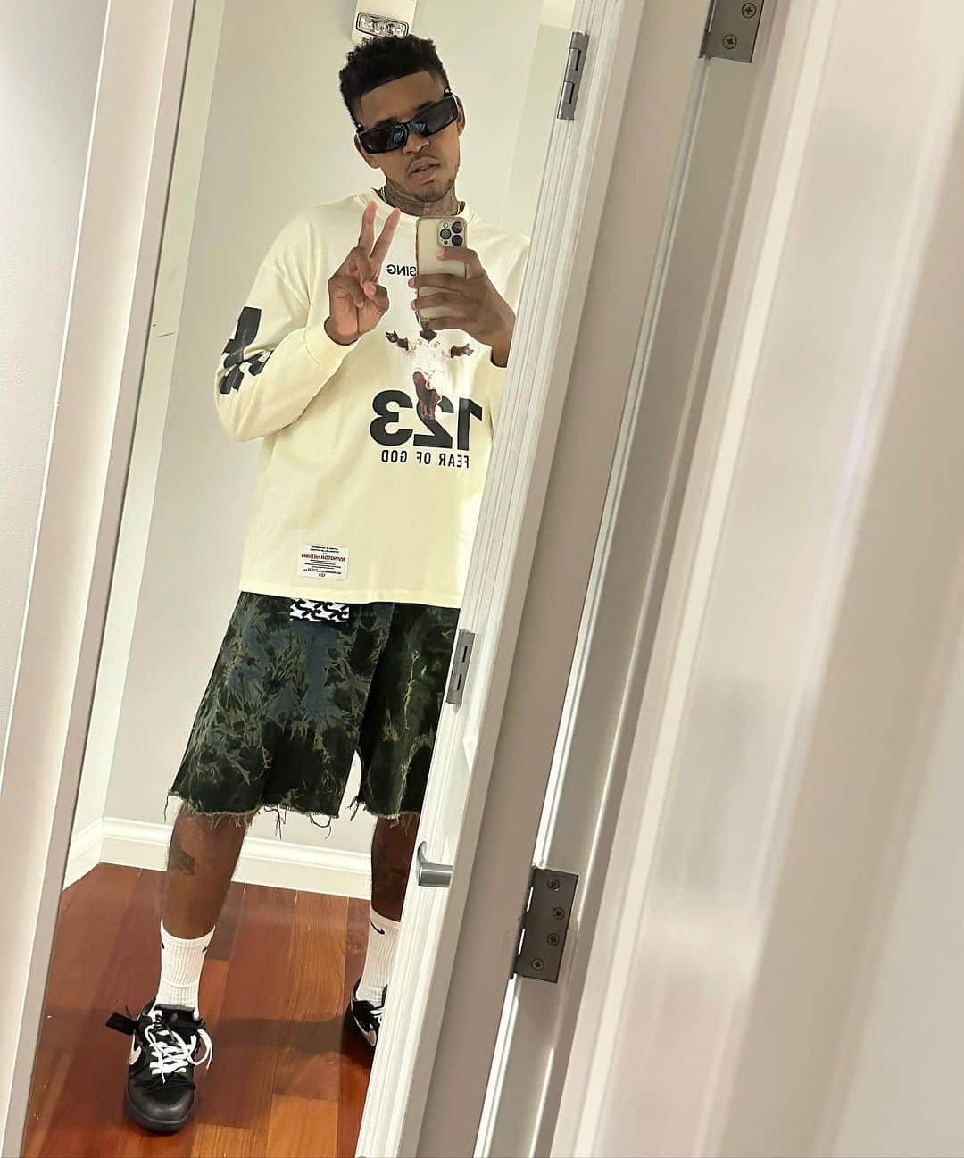 のインスタグラム：「London Red Light I’m on the way lol Jp 👀 I’m bored … 150 time lol hahahahahaha  jp for real」