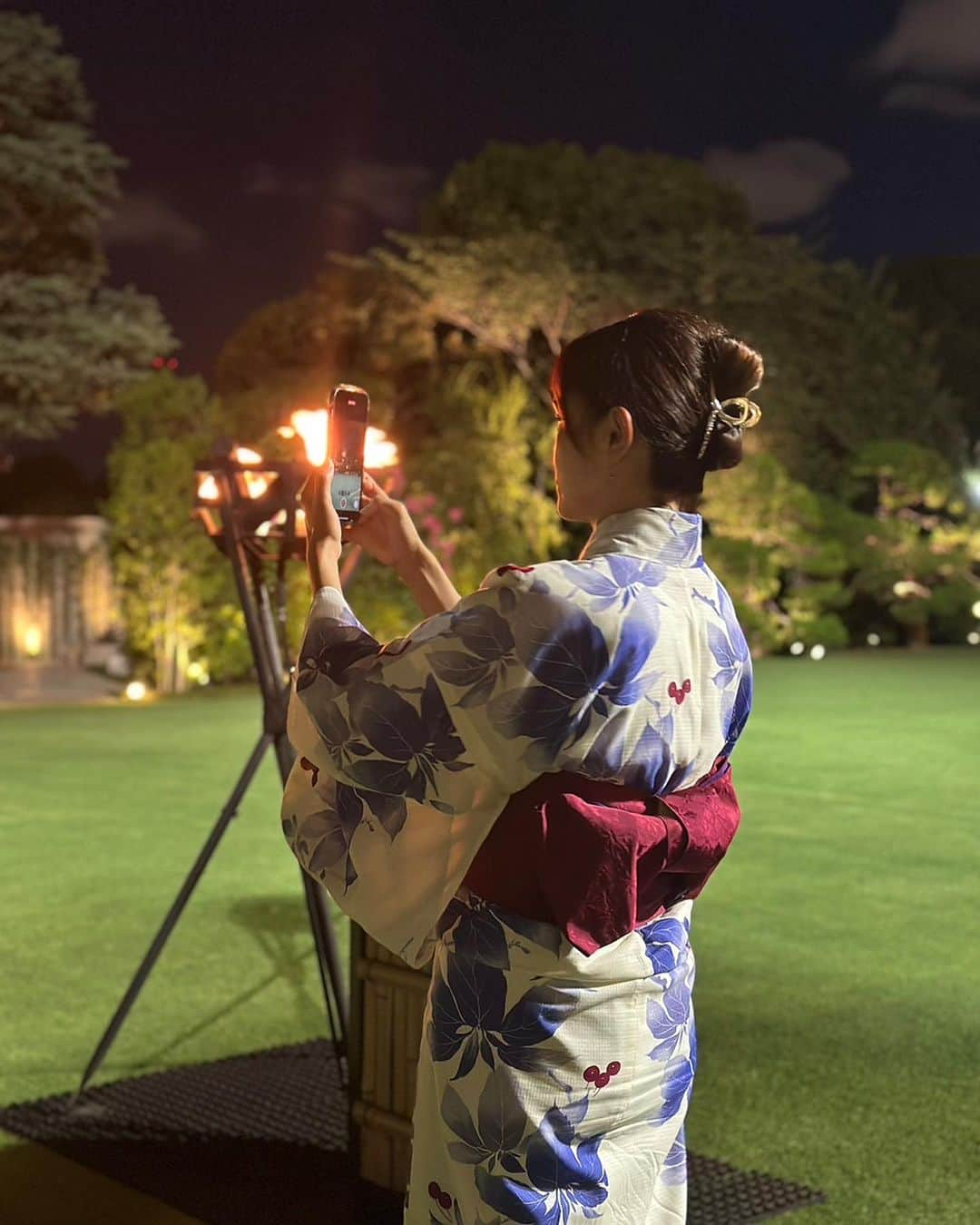 胃腸良子のインスタグラム：「#明治記念館  夏の終わりにようやく浴衣を着ることができました。  ずっと行って見たかった明治記念館のビアガーデン、なかなか予約が取れないそうで。 こんなに素敵なお庭、しかも青山のど真ん中、それは人気があるのも分かります。  夕方の風景はまた別のポストで。 夏の夜のひとコマでした⭐️  @meiji_kinenkan_official  #meijikinenkan  #ビアガーデン #ガーデンレストラン #青山グルメ  #テラス席  #青山ディナー  #夜景 #夜景スポット  #夜景撮影」