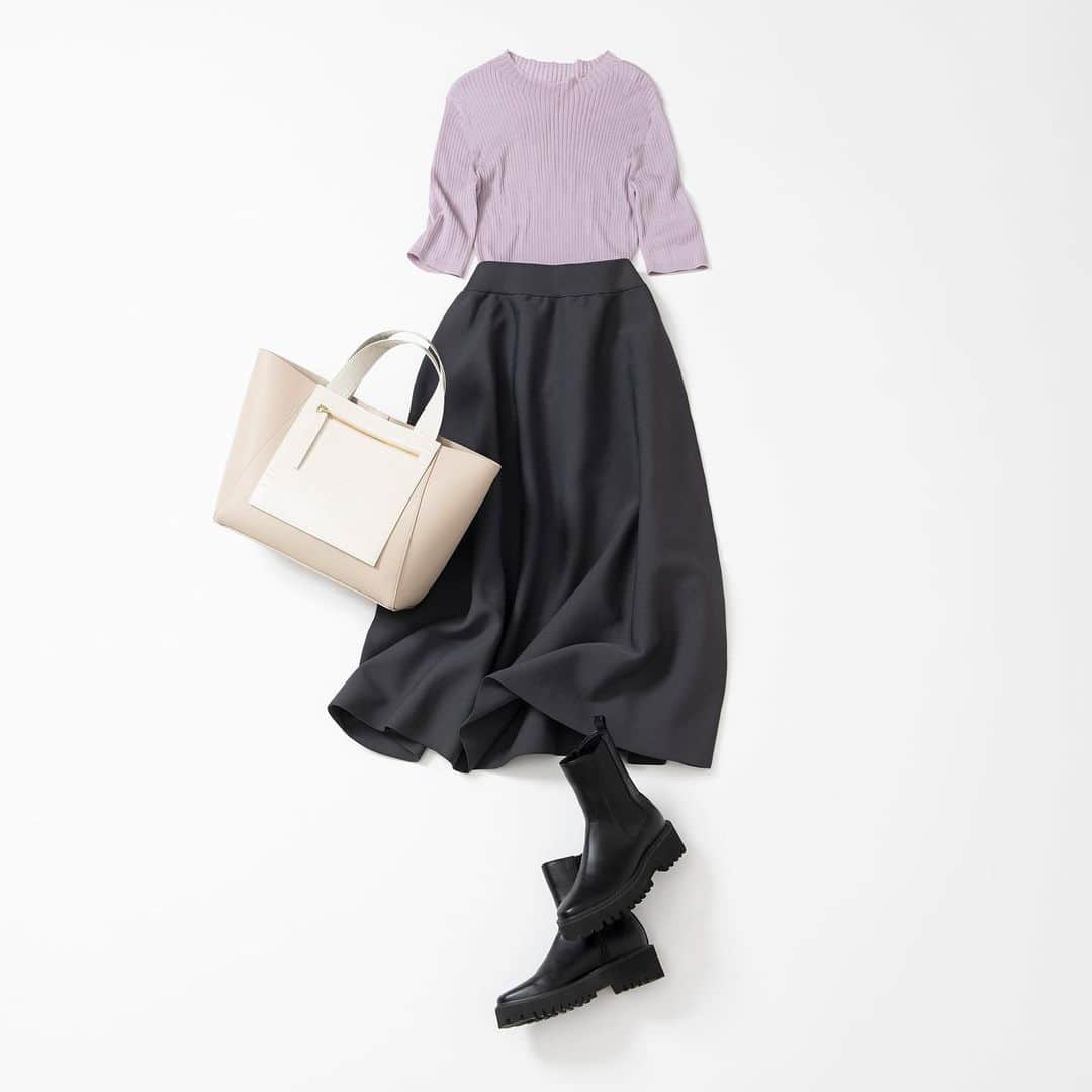 PLST（プラステ）さんのインスタグラム写真 - (PLST（プラステ）Instagram)「【スカートが主役♡】  素材感にもこだわったスカートが、この秋のトレンド。そんなスカートを主役にしたコーディネートです☺︎  この春、大好評だったホールガーメント®ニットのサーキュラ―スカートの新作が登場！ほどよくハリのある素材、無縫製で編み上げたからこそ叶う立体感が魅力♡  *─────────────*  ホールガーメントニットサーキュラースカート Color：GRAY / ORANGE / BLUE / NAVY Size：S〜L Price：¥11,000(tax  in)  ※オンラインストア、イオンモール札幌発寒、札幌大丸、天神店で先行販売中 ※その他の店舗は8/28販売予定です ※オンラインストア限定で、着丈短めのタイプもあります  *─────────────*  #PLST #プラステ #きちんとしていたい時の毎日服  #ニットスカート  #ホールガーメント  #サイドゴアブーツ  #スカートコーデ #ブーツコーデ  #きれいめカジュアル」8月26日 7時15分 - plst_official