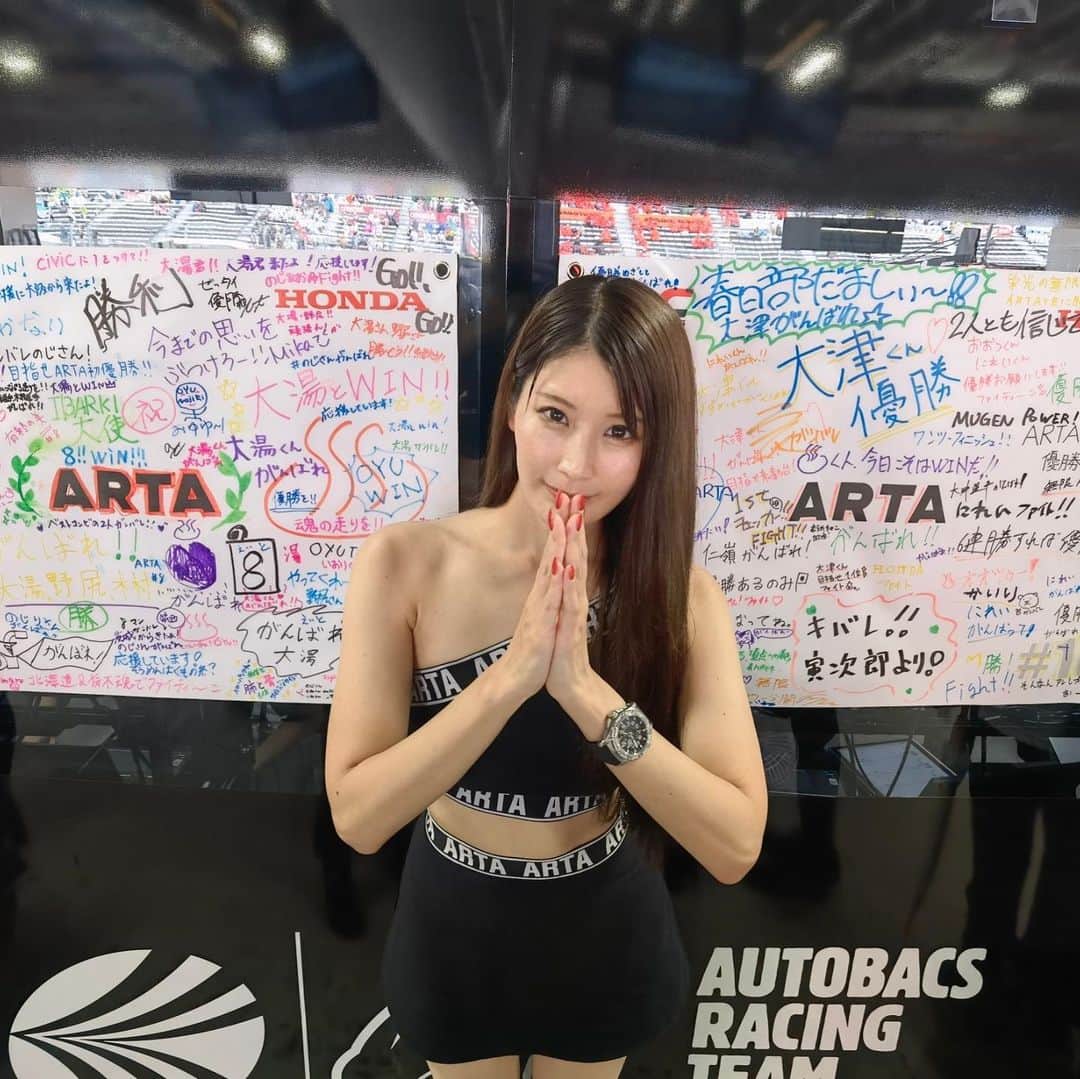 のインスタグラム：「#SUPERGT Rd.5  ＼SUZUKA GT 450km RACE🔔🦌／  よろしくお願いいたします。  2023 AUTOBACS SUPERGT シーズン折り返し5戦目🔔🦌は  ポイントランキング ARTA MUGEN NSX-GT 8号車12位(11pt) 16号車 10位(16pt)  で迎えます。  改めてランキング表をみると1位20ptの大きさ、毎戦ポイント圏内でチェッカーを受けることの大きさを感じます🥹 (GT500クラスではここまでの4戦で毎回ポイントを獲得しているのは2台だけでした！すぎょい)  ここからの後半4戦、 ARTAがシリーズチャンピオンに向けてどんなレースをしてどのようにポイントを重ねていくのかが楽しみです❤️‍🔥 8号車・16号車を応援し一緒に見届けましょう！  レースはもちろん、イベントも豊富なのでお楽しみになさっていて下さい。  いちばんの目玉は、 オートバックスが歩んできたモータスポーツの歴史をまとめた記念ブース🎥  ■1969年〜2023年までのオートバックスモータースポーツが携わってきた歴史をまとめた記念館 (オートバックスに関わってきた方々の写真展示や秘蔵映像の放映)  ■ 車両展示 「カーマン・アパッチ」 「ARTA Gayaiya（2012ver）」  ■ ARギミック付きの限定うちわ🪭  などコンテンツ盛りだくさんです。 記念館では鈴木亜久里総監督、土屋圭市エグゼクティブアドバイザーはもちろん、いろんな方々の懐かしのお写真が見れるそうなので私も楽しみです☺️  ARTAブース隣のオートバックスブースにも是非お立ち寄りください😌  それではどこで過ごされる方もくれぐれも体調にはお気をつけて、 Rd.5 鈴鹿🔔🦌大会もARTAへの熱い応援をよろしくお願いいたします🙇‍♀️」