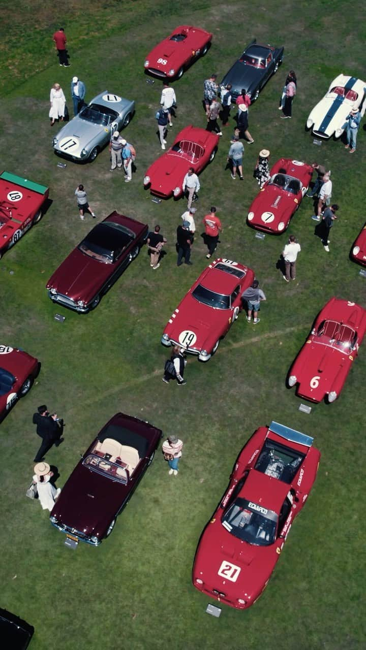 Ferrari USAのインスタグラム：「#CasaFerrari returned to Pebble Beach with “The Spirit of Racing,” a theme that underlines Ferrari’s iconic role in motorsports. This year’s Ferrari Procession and Concorso Ferrari featured more than 60 cars that exemplified the Prancing Horse’s history and spirit. ⁣ #MontereyCarWeek #FerrariClassiche」